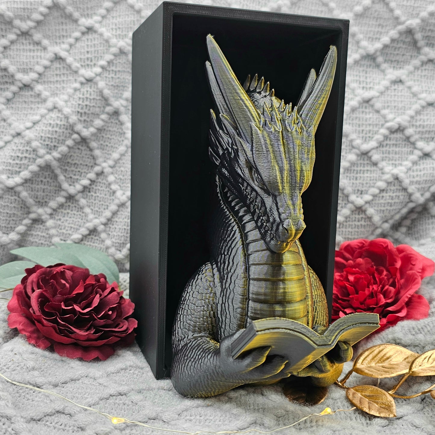 Book Nook Lesender Drache Schwarz/Gold | 3D Druck | Buchstütze | Dekoration Bücherregal