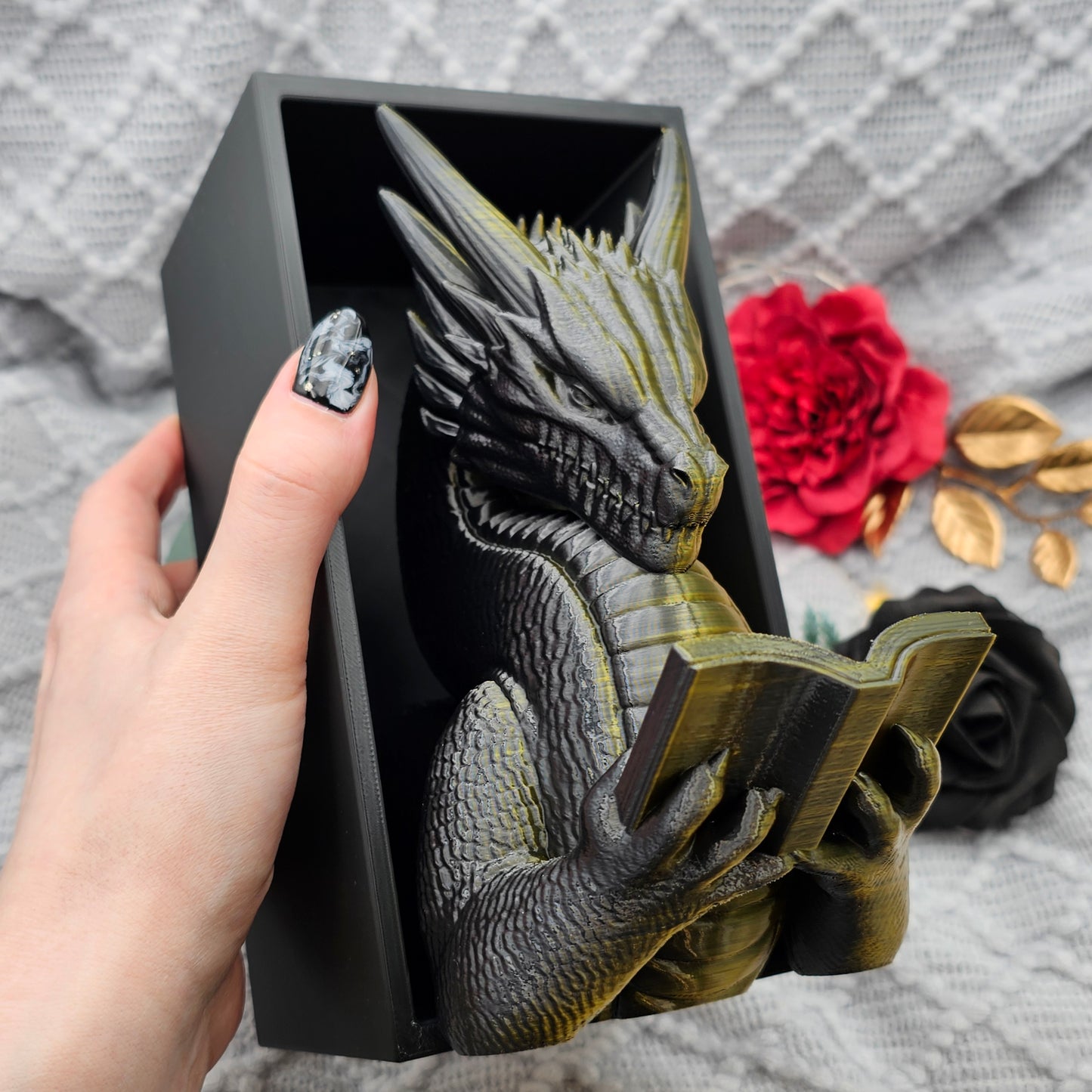 Book Nook Lesender Drache Schwarz/Gold | 3D Druck | Buchstütze | Dekoration Bücherregal