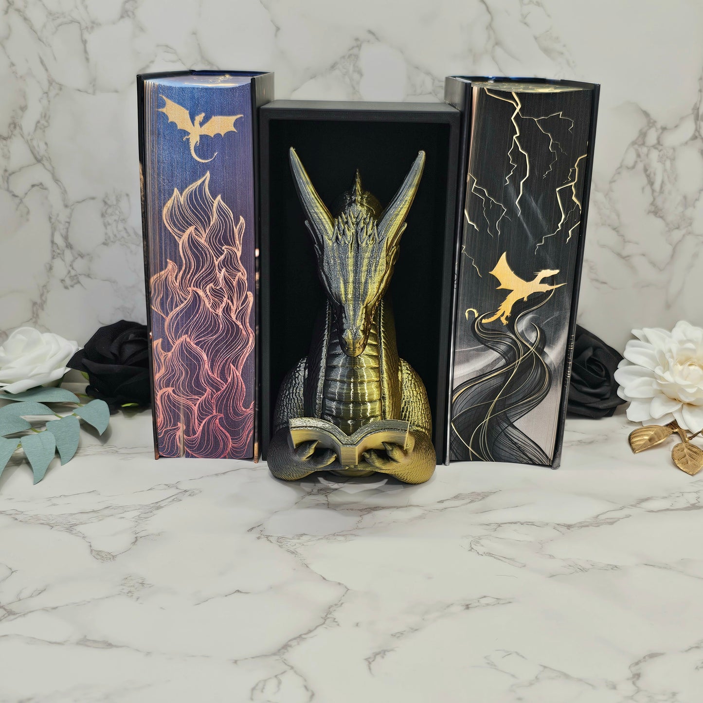 Book Nook Lesender Drache Schwarz/Gold | 3D Druck | Buchstütze | Dekoration Bücherregal