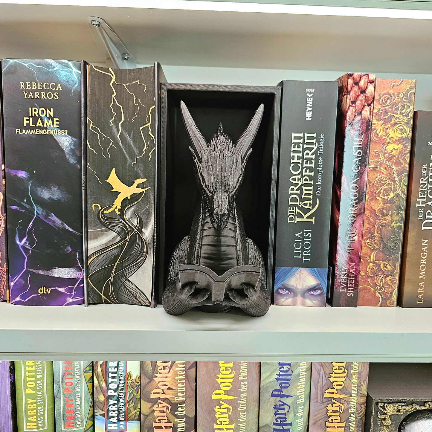 Book Nook Lesender Drache Schwarz | 3D Druck | Buchstütze | Dekoration Bücherregal