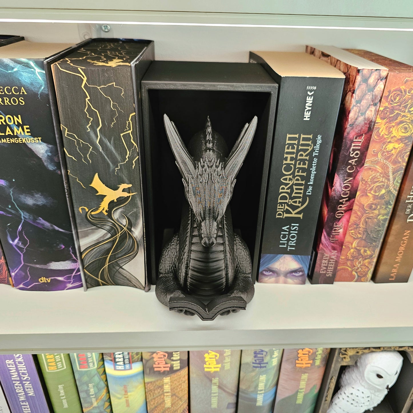 Book Nook Lesender Drache Schwarz | 3D Druck | Buchstütze | Dekoration Bücherregal