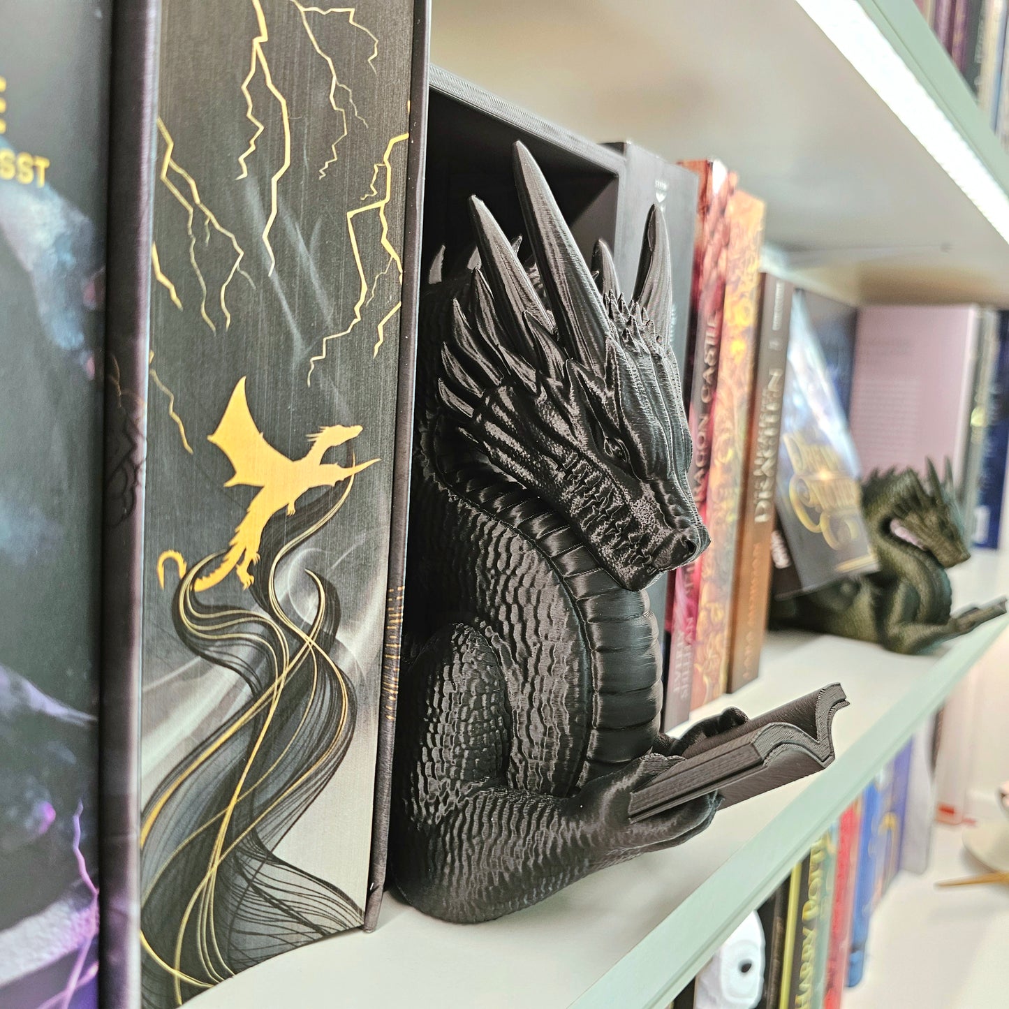 Book Nook Lesender Drache Schwarz | 3D Druck | Buchstütze | Dekoration Bücherregal