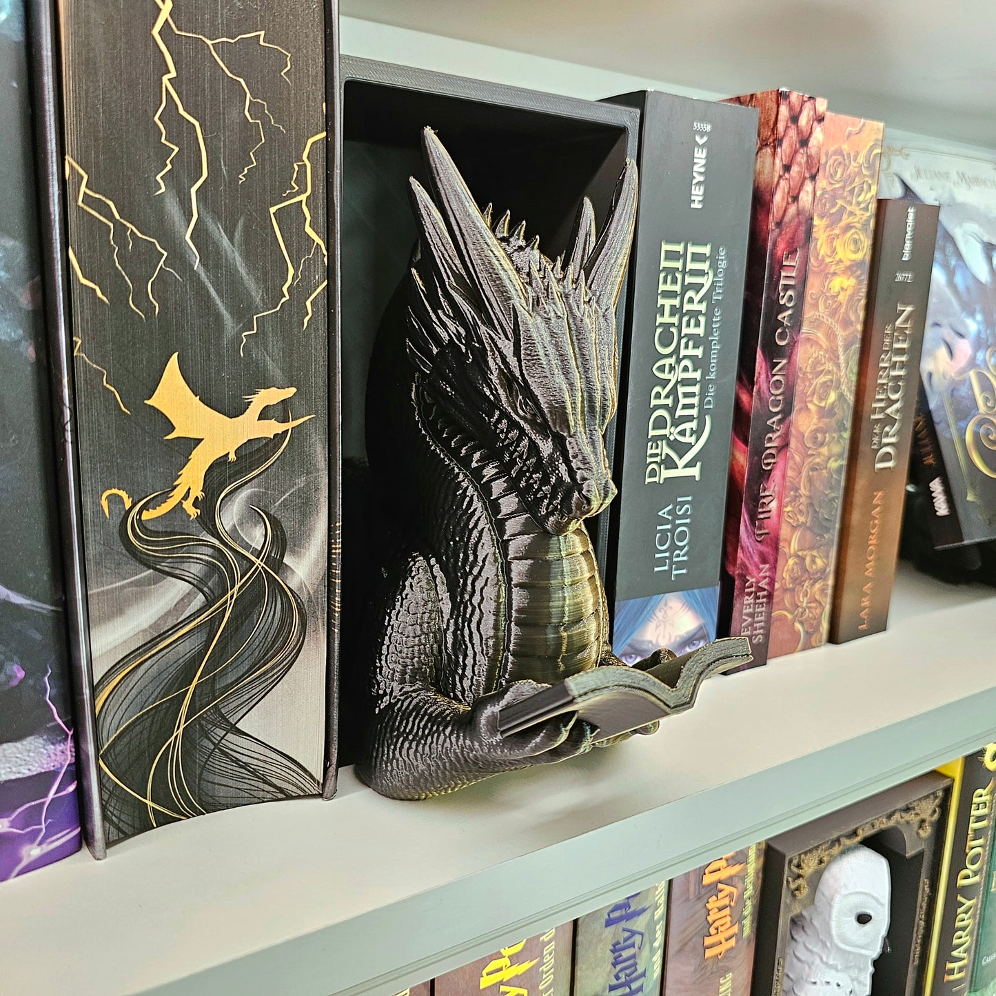 Book Nook Lesender Drache Schwarz/Gold | 3D Druck | Buchstütze | Dekoration Bücherregal