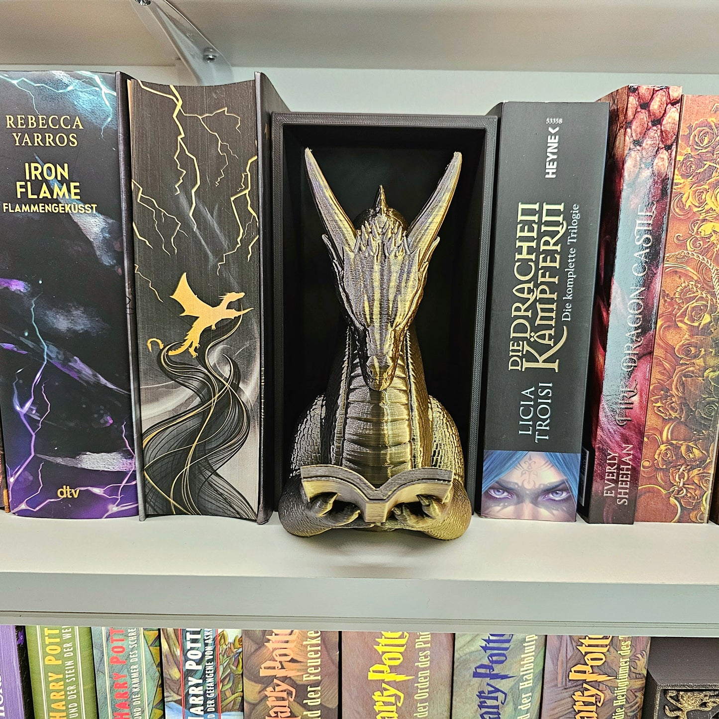 Book Nook Lesender Drache Schwarz/Gold | 3D Druck | Buchstütze | Dekoration Bücherregal