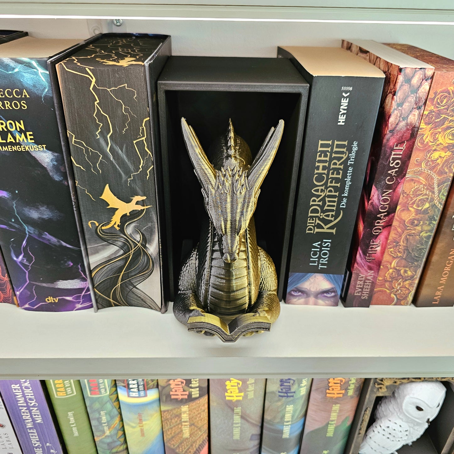 Book Nook Lesender Drache Schwarz/Gold | 3D Druck | Buchstütze | Dekoration Bücherregal