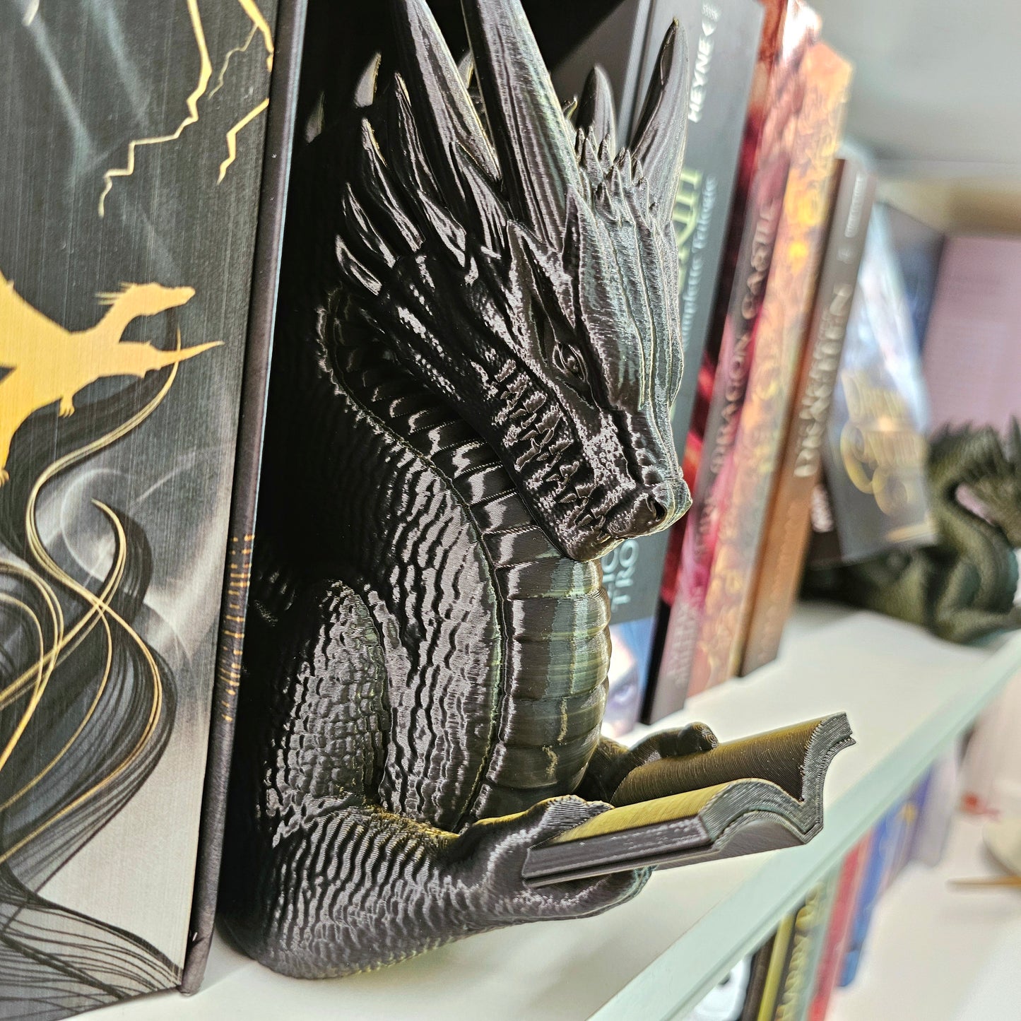 Book Nook Lesender Drache Schwarz/Gold | 3D Druck | Buchstütze | Dekoration Bücherregal
