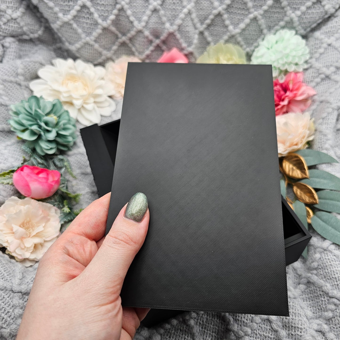 Book Nook Sword & Rose Black with Secret Compartment | 3D Print | Bookend | Bookshelf Decoration