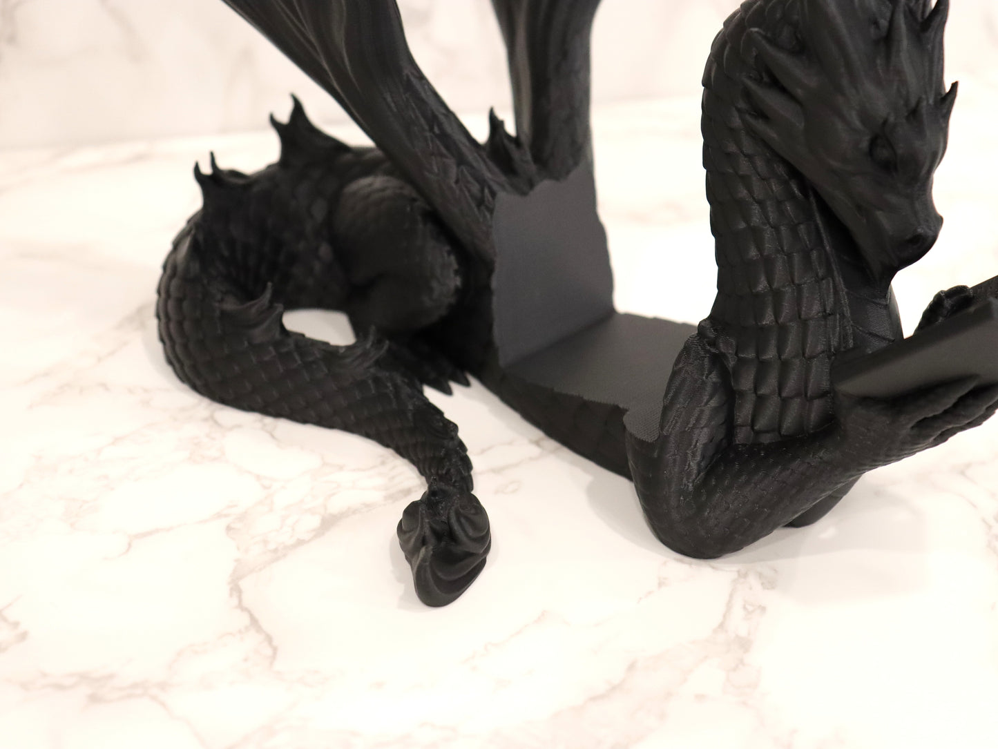 Buchhalter lesender Flammendrache Schwarz | verschiedene Größen | 3D Druck | Aufsteller Bücher E-Reader Tablet