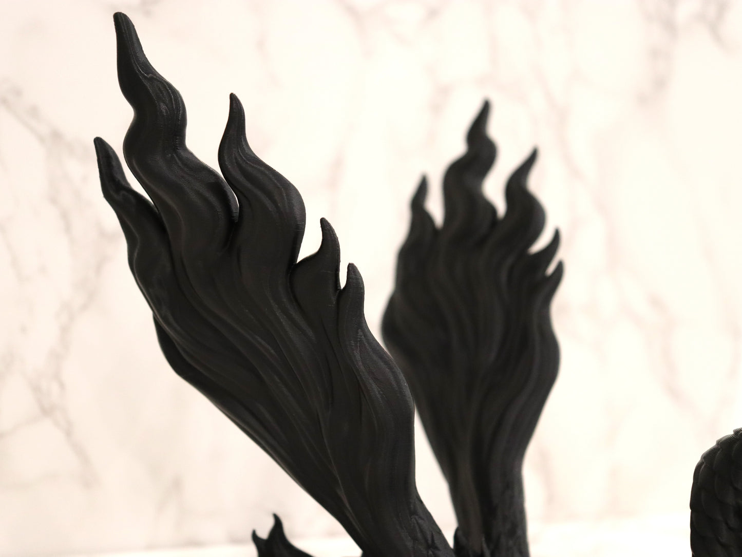 Buchhalter lesender Flammendrache Schwarz | verschiedene Größen | 3D Druck | Aufsteller Bücher E-Reader Tablet