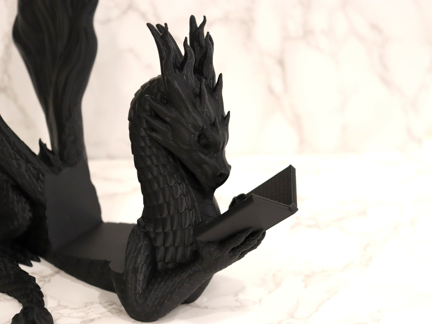 Buchhalter lesender Flammendrache Schwarz | verschiedene Größen | 3D Druck | Aufsteller Bücher E-Reader Tablet