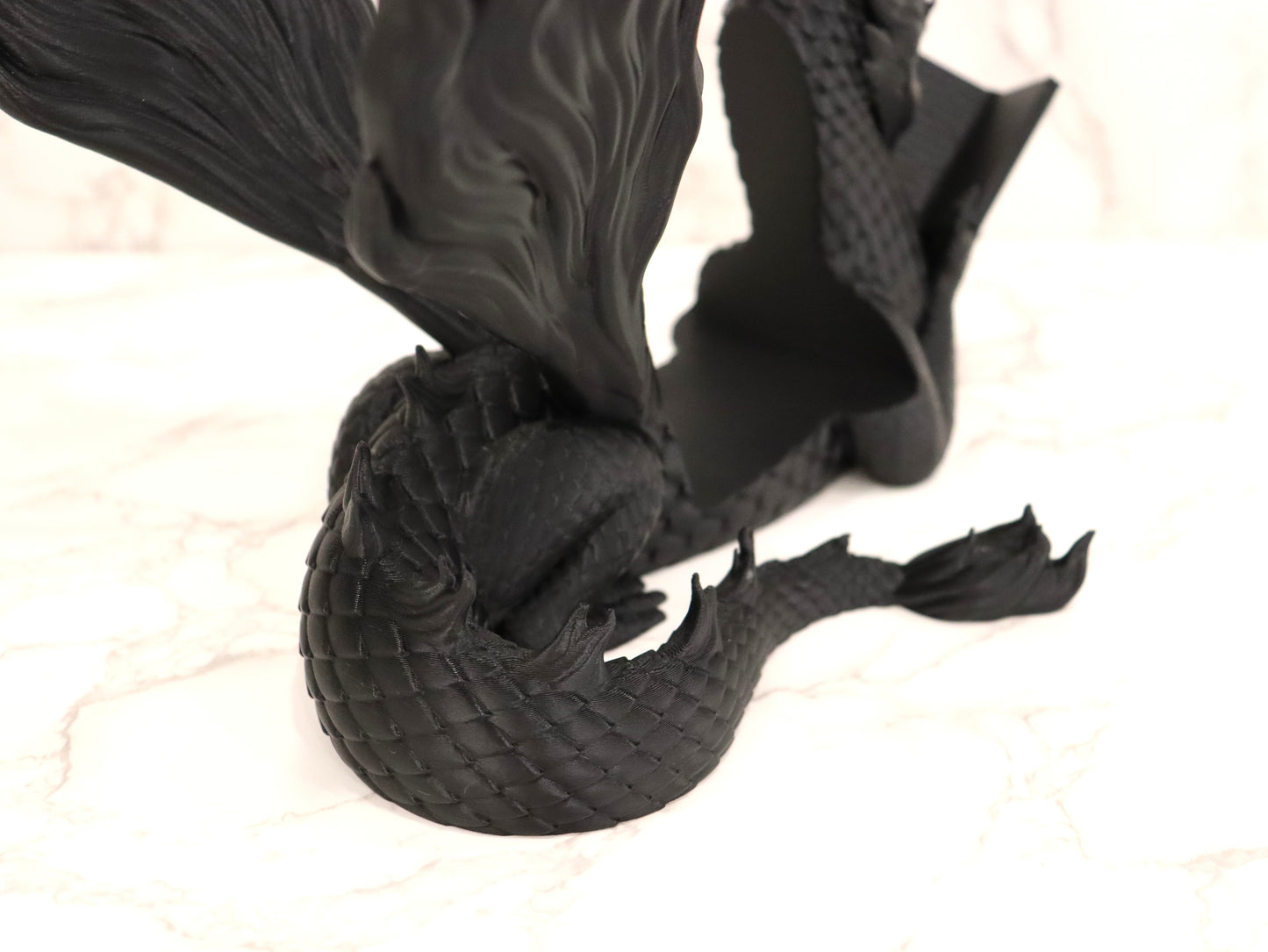 Buchhalter lesender Flammendrache Schwarz | verschiedene Größen | 3D Druck | Aufsteller Bücher E-Reader Tablet