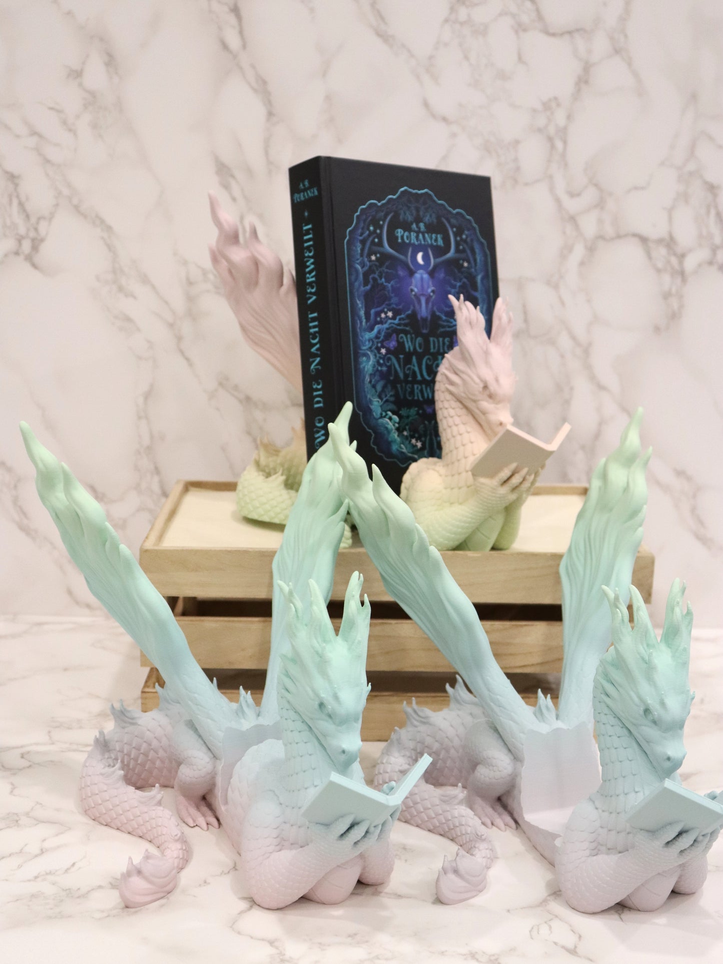 Buchhalter lesender Flammendrache Regenbogen | verschiedene Größen | 3D Druck | Aufsteller Bücher E-Reader Tablet