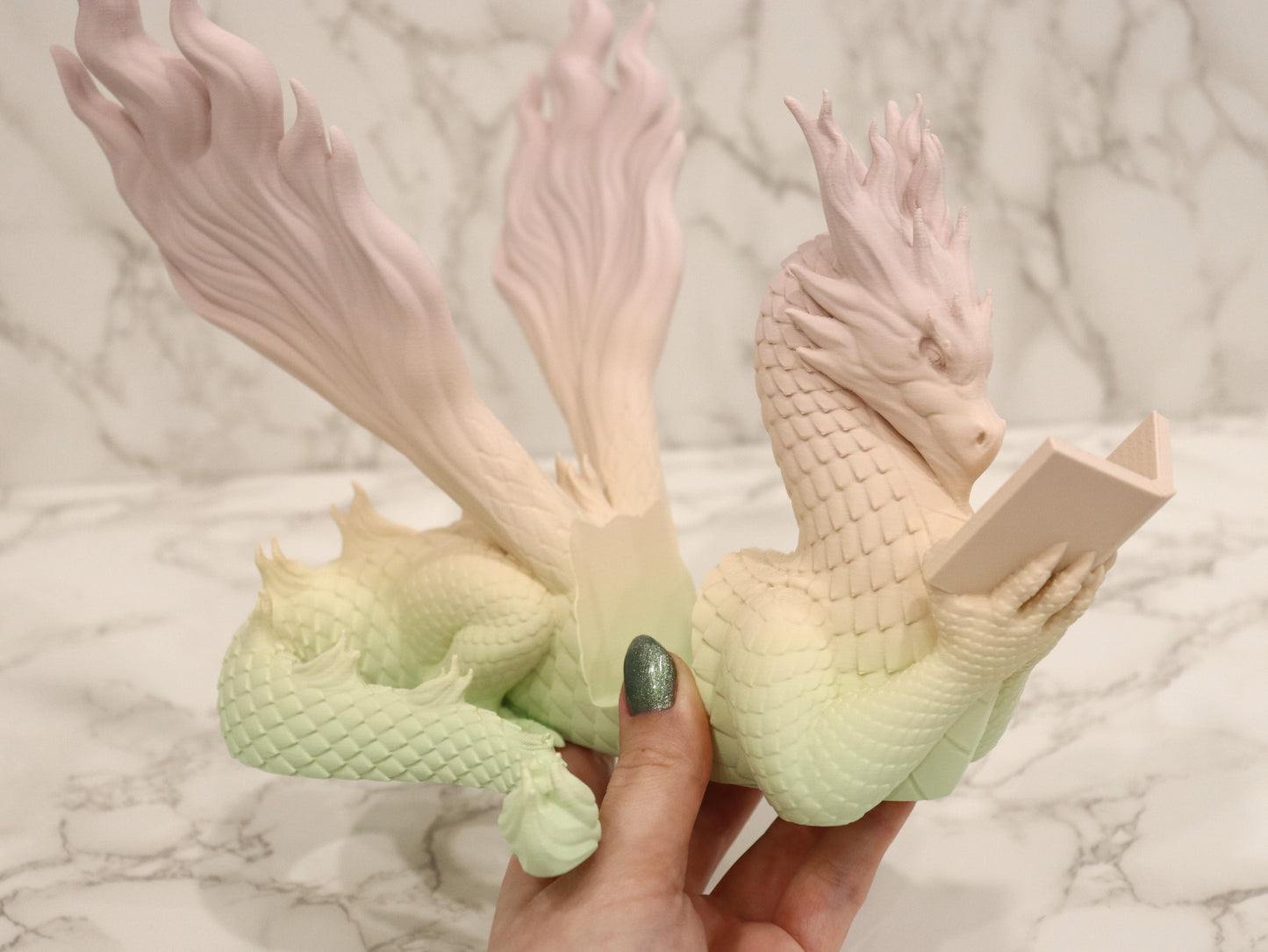 Buchhalter lesender Flammendrache Regenbogen | verschiedene Größen | 3D Druck | Aufsteller Bücher E-Reader Tablet