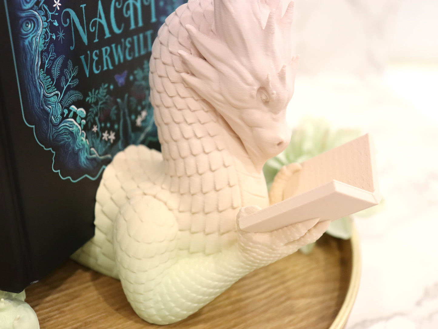 Buchhalter lesender Flammendrache Regenbogen | verschiedene Größen | 3D Druck | Aufsteller Bücher E-Reader Tablet