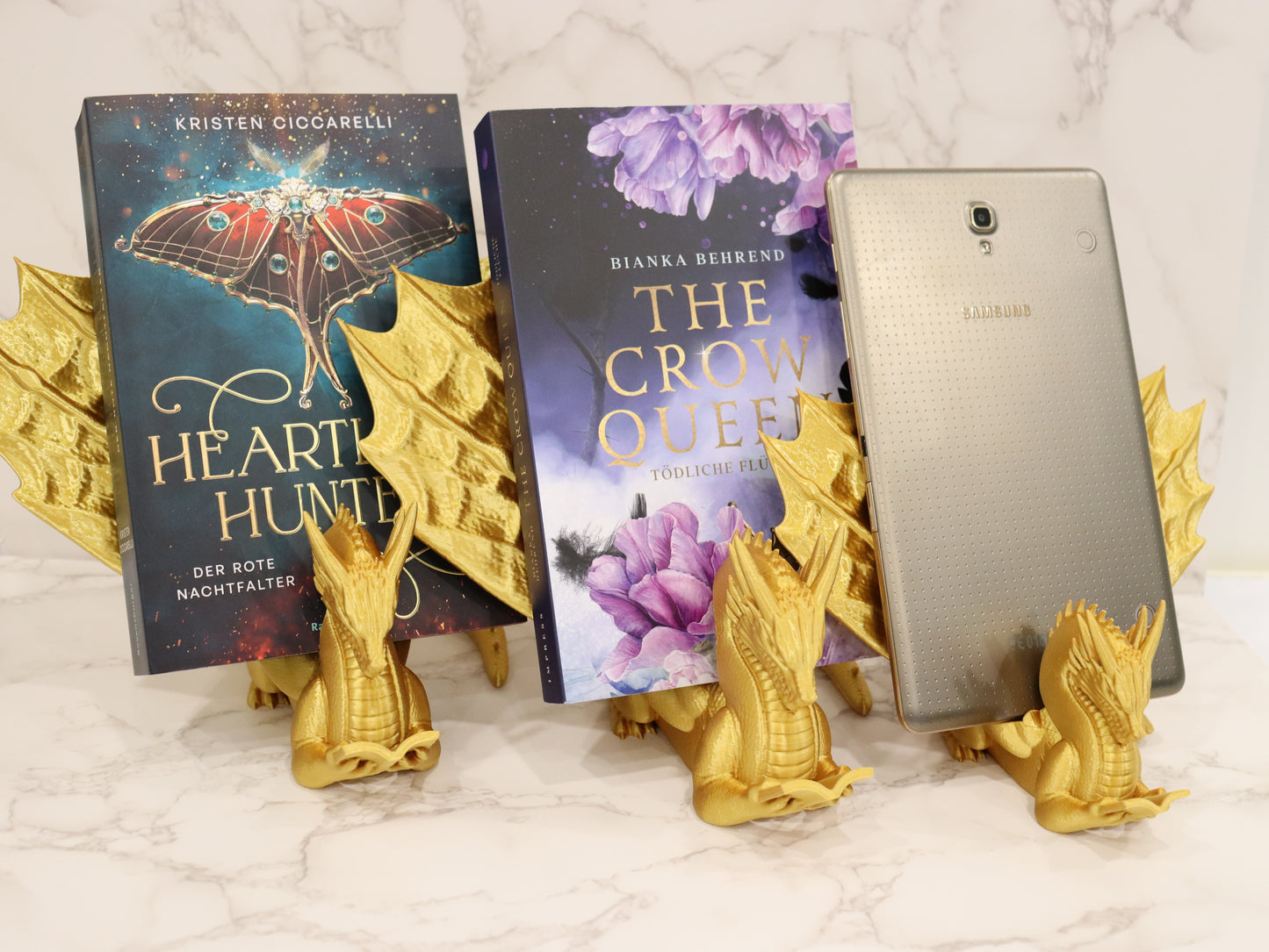 Buchhalter lesender Drache gold glänzend | verschiedene Größen | 3D Druck | Aufsteller Bücher E-Reader Tablet