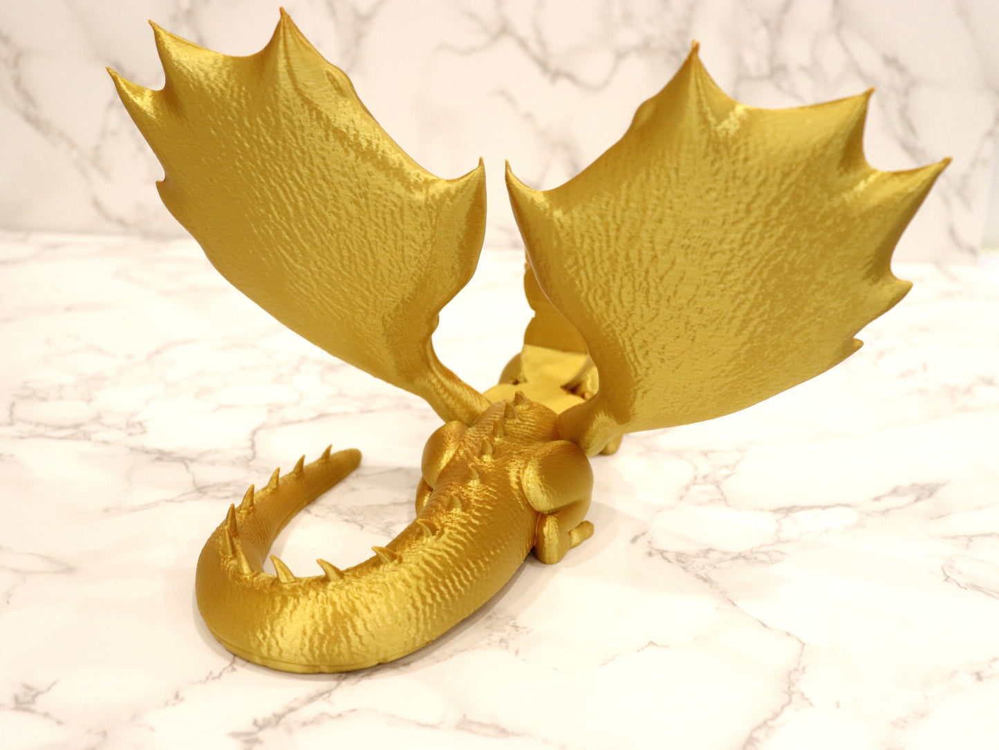Buchhalter lesender Drache gold glänzend | verschiedene Größen | 3D Druck | Aufsteller Bücher E-Reader Tablet