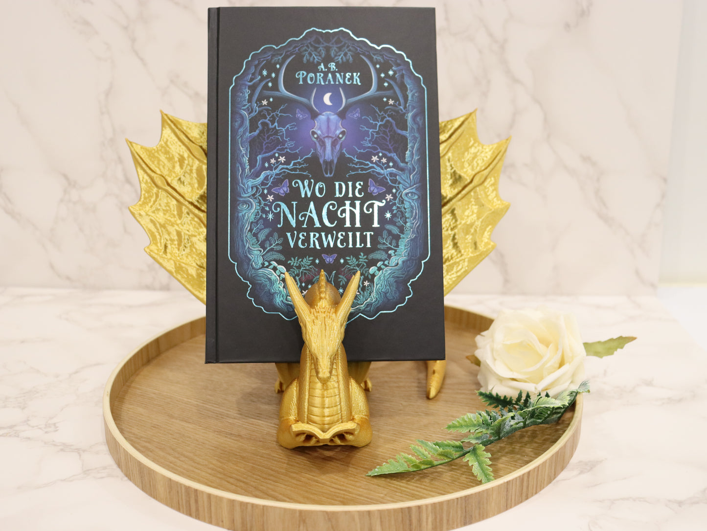 Buchhalter lesender Drache gold glänzend | verschiedene Größen | 3D Druck | Aufsteller Bücher E-Reader Tablet