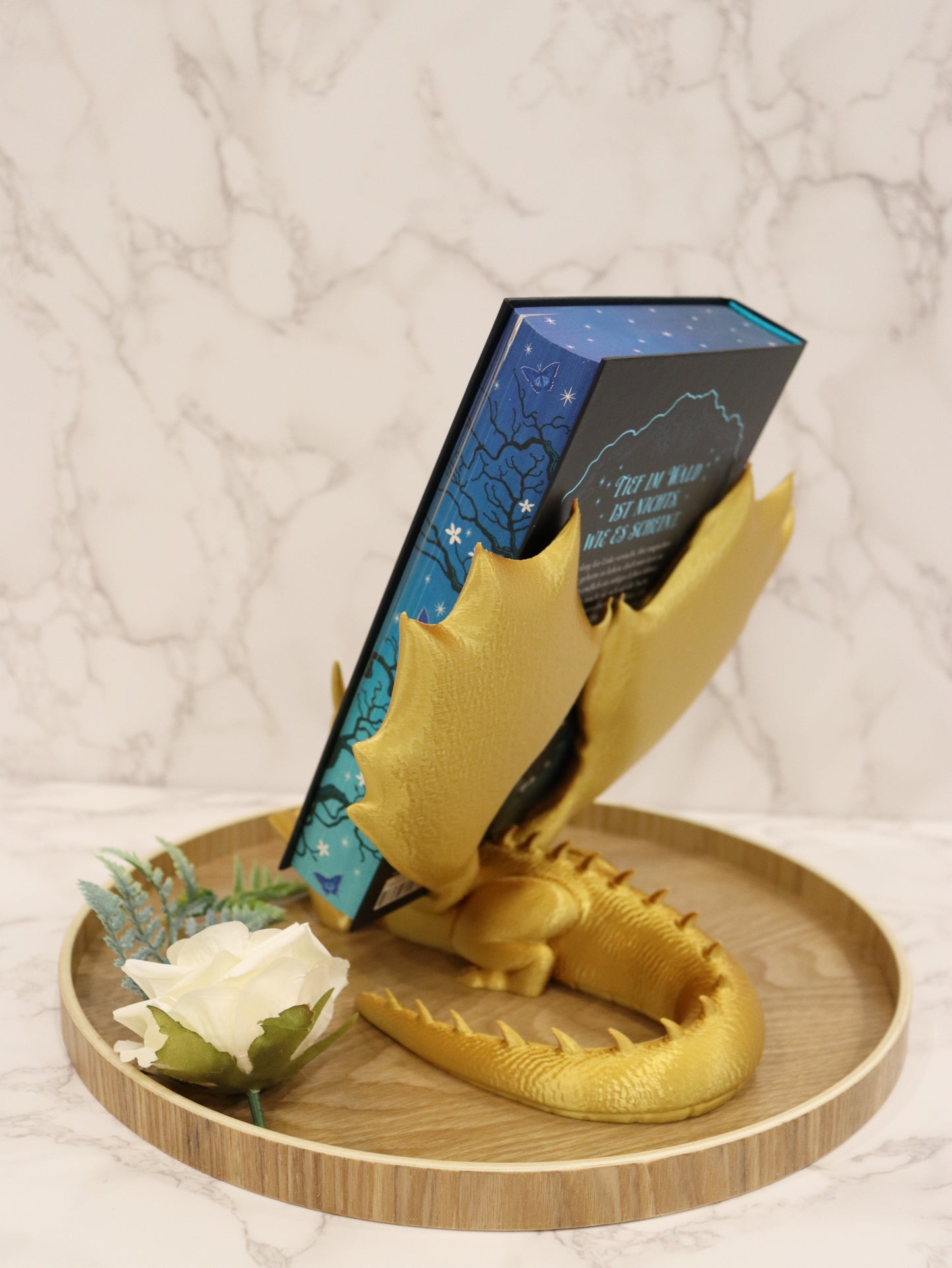 Buchhalter lesender Drache gold glänzend | verschiedene Größen | 3D Druck | Aufsteller Bücher E-Reader Tablet