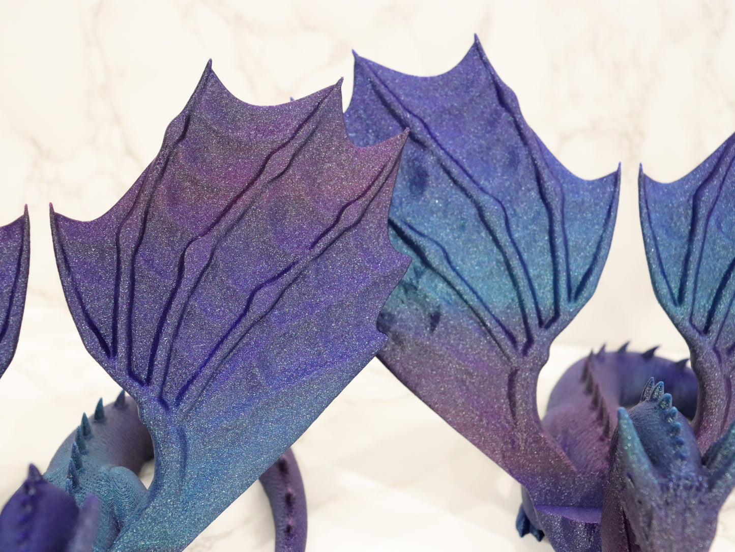 Buchhalter lesender Drache Galaxy glänzend | verschiedene Größen | 3D Druck | Aufsteller Bücher E-Reader Tablet