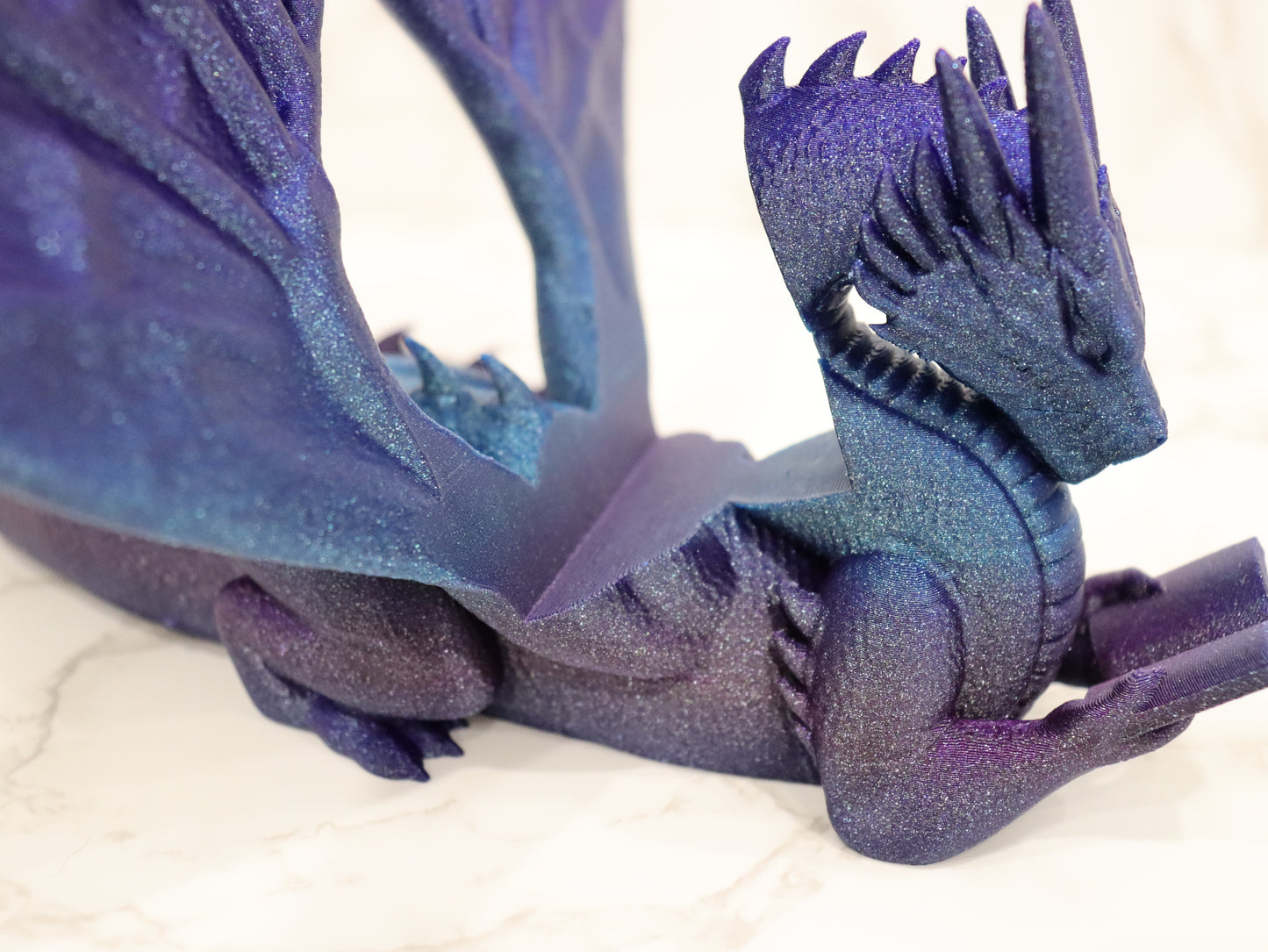 Buchhalter lesender Drache Galaxy glänzend | verschiedene Größen | 3D Druck | Aufsteller Bücher E-Reader Tablet