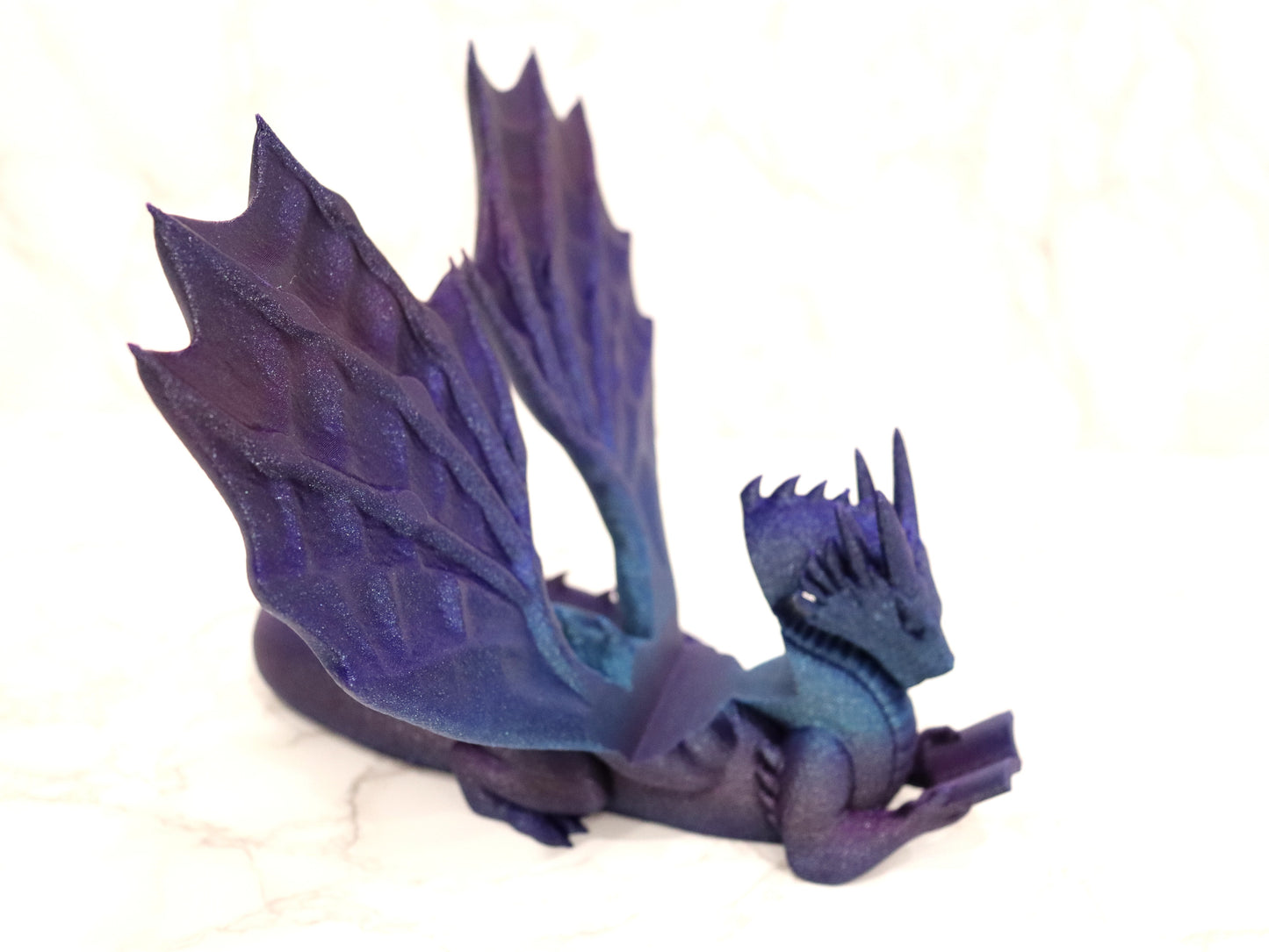 Buchhalter lesender Drache Galaxy glänzend | verschiedene Größen | 3D Druck | Aufsteller Bücher E-Reader Tablet
