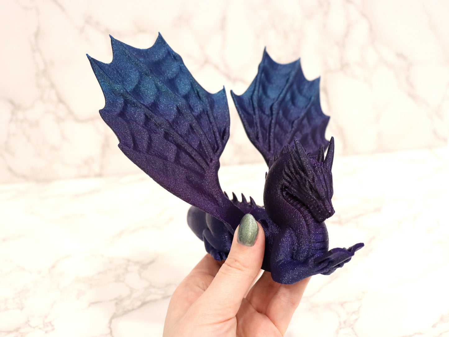 Buchhalter lesender Drache Galaxy glänzend | verschiedene Größen | 3D Druck | Aufsteller Bücher E-Reader Tablet