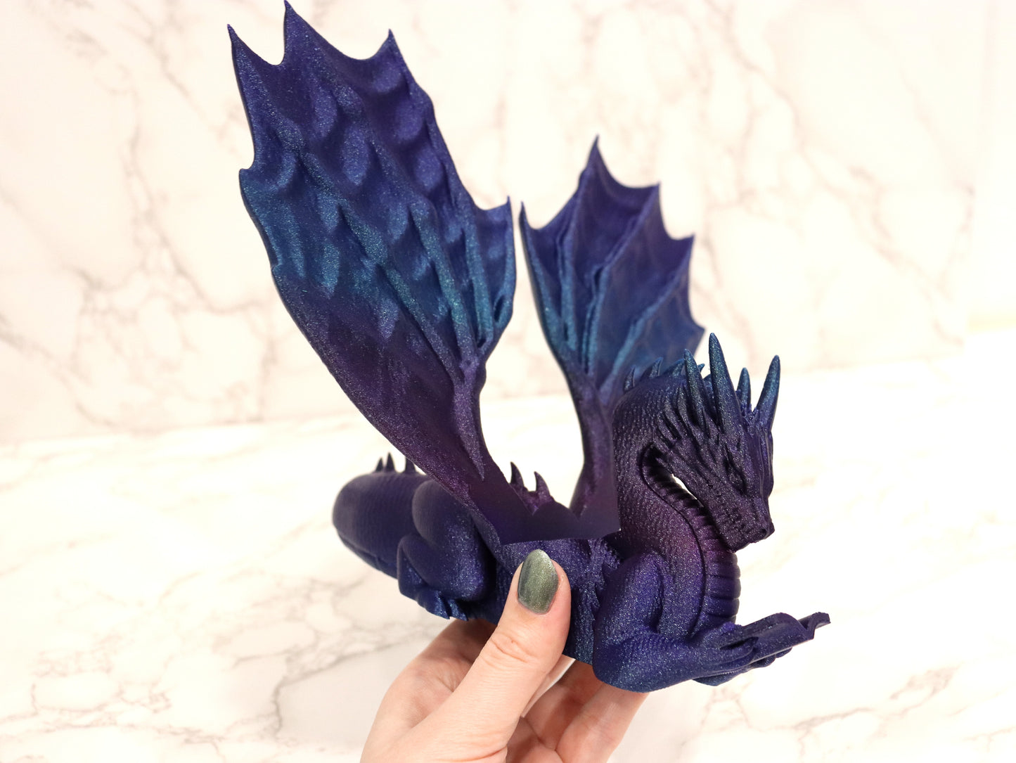 Buchhalter lesender Drache Galaxy glänzend | verschiedene Größen | 3D Druck | Aufsteller Bücher E-Reader Tablet