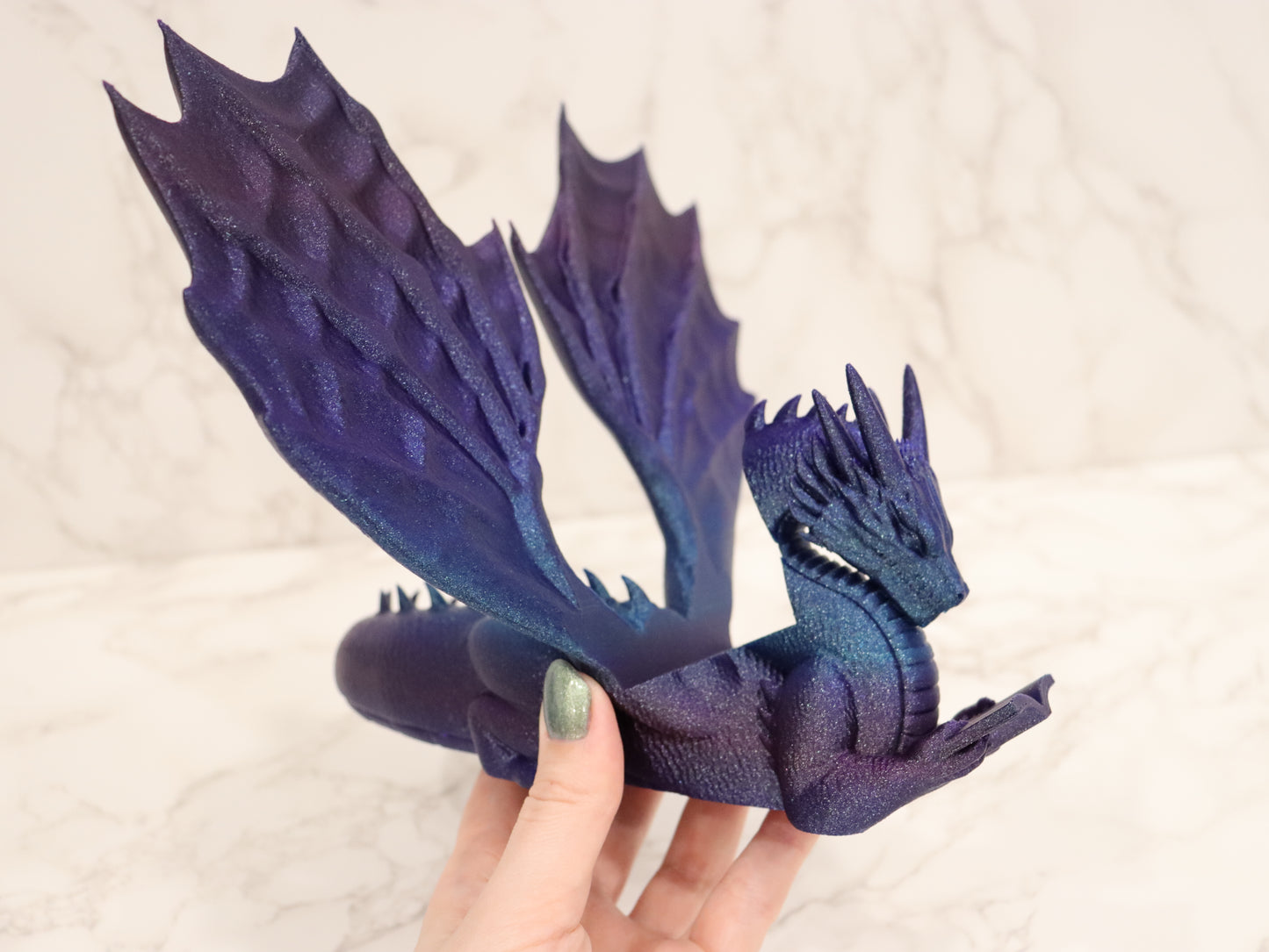 Buchhalter lesender Drache Galaxy glänzend | verschiedene Größen | 3D Druck | Aufsteller Bücher E-Reader Tablet