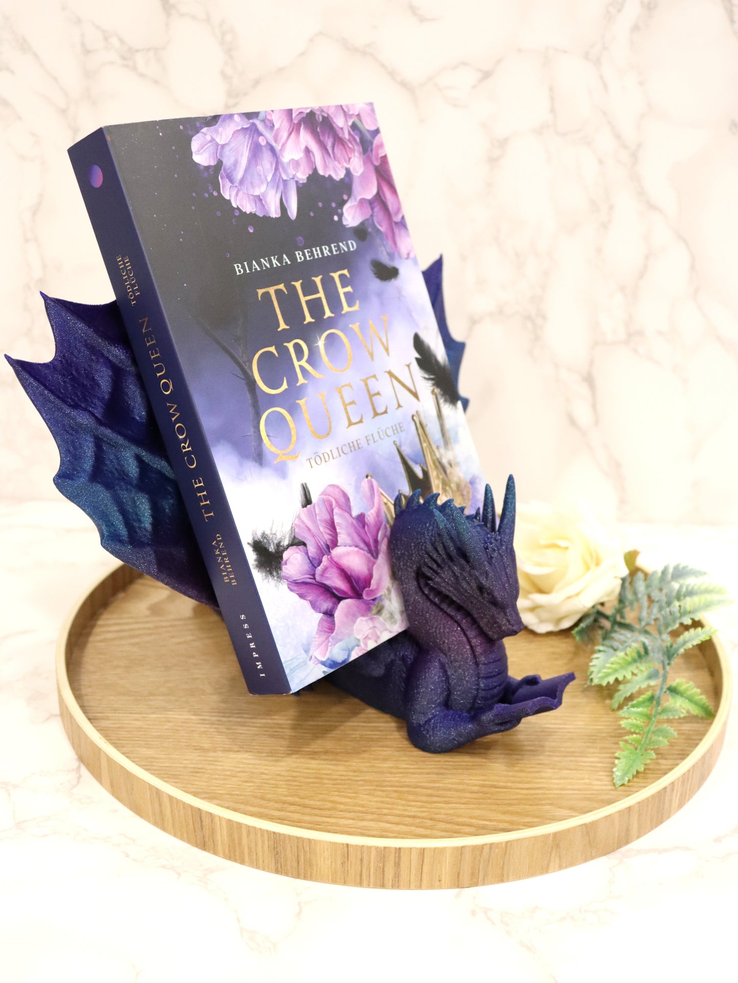 Buchhalter lesender Drache Galaxy glänzend | verschiedene Größen | 3D Druck | Aufsteller Bücher E-Reader Tablet
