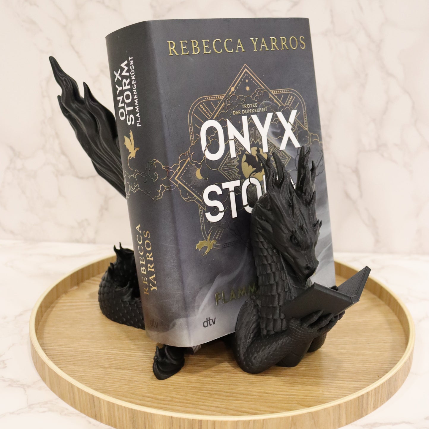 Buchhalter lesender Flammendrache Schwarz | verschiedene Größen | 3D Druck | Aufsteller Bücher E-Reader Tablet