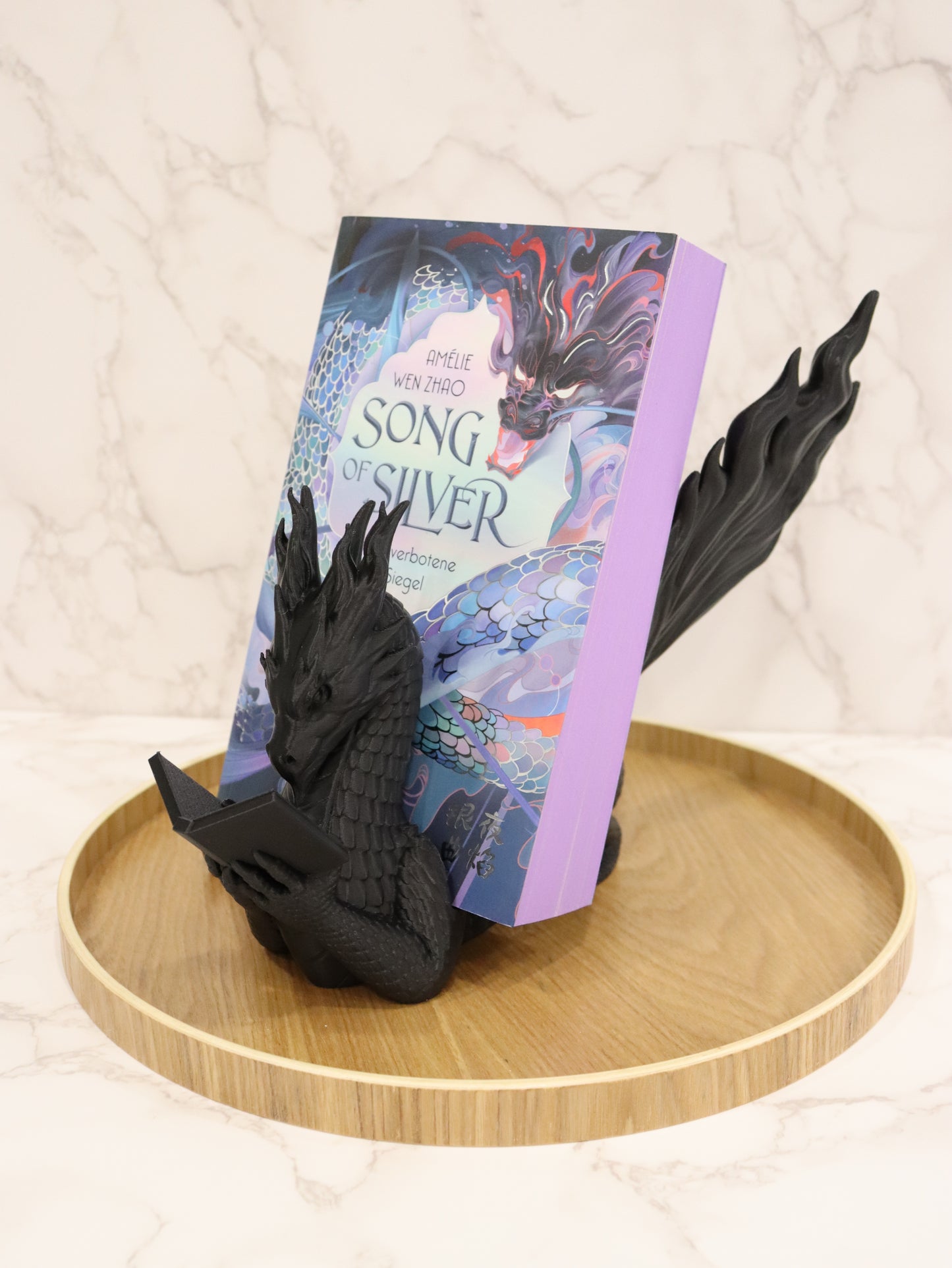 Buchhalter lesender Flammendrache Schwarz | verschiedene Größen | 3D Druck | Aufsteller Bücher E-Reader Tablet