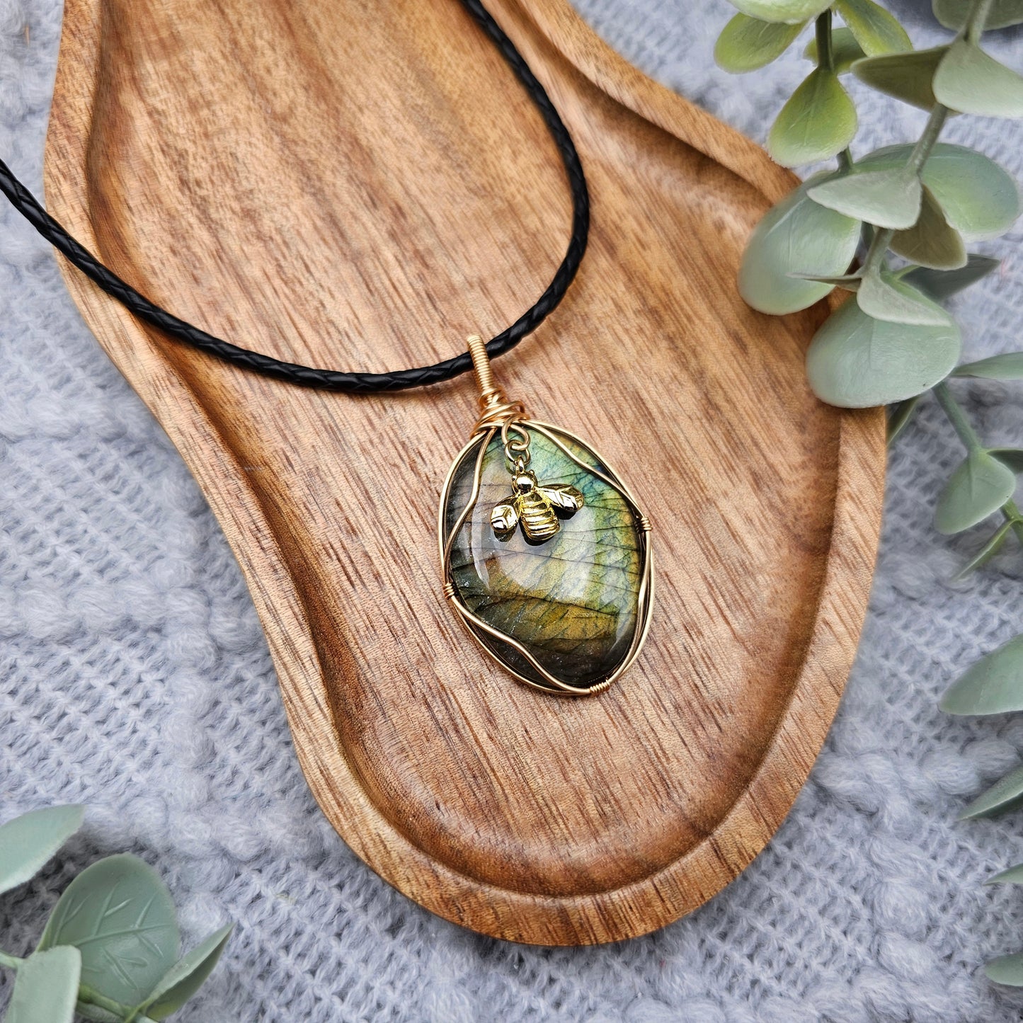 Labradorit & Biene Anhänger | Schmuckdraht | Edelstein Halskette
