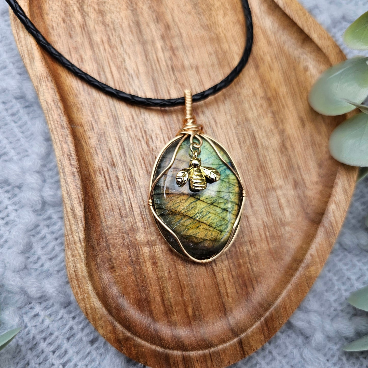 Labradorit & Biene Anhänger | Schmuckdraht | Edelstein Halskette
