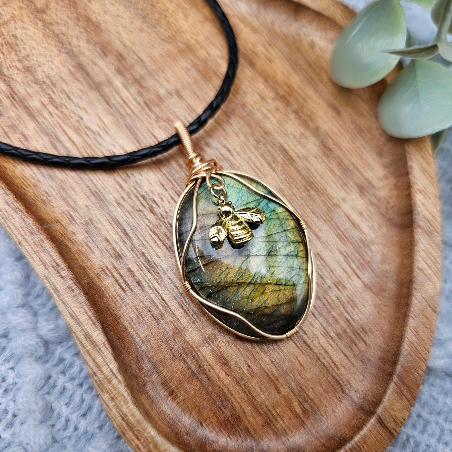 Labradorit & Biene Anhänger | Schmuckdraht | Edelstein Halskette