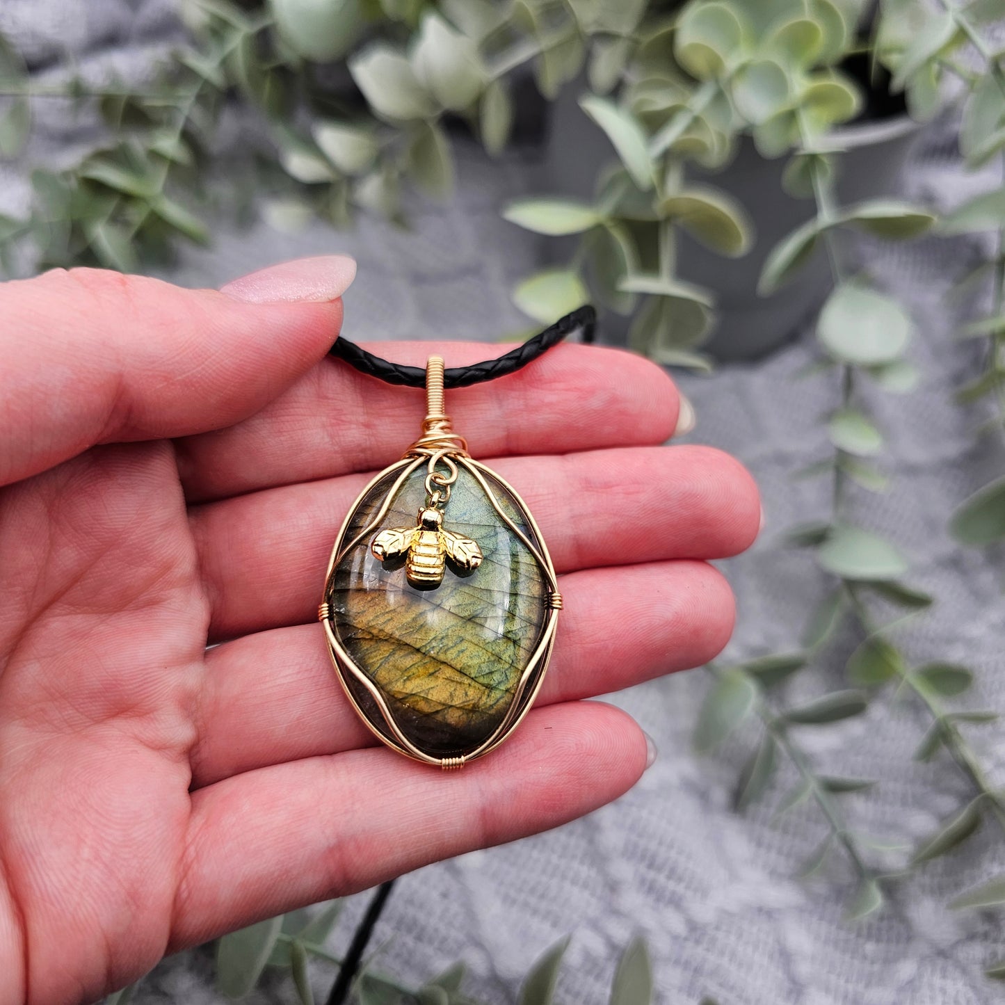 Labradorit & Biene Anhänger | Schmuckdraht | Edelstein Halskette
