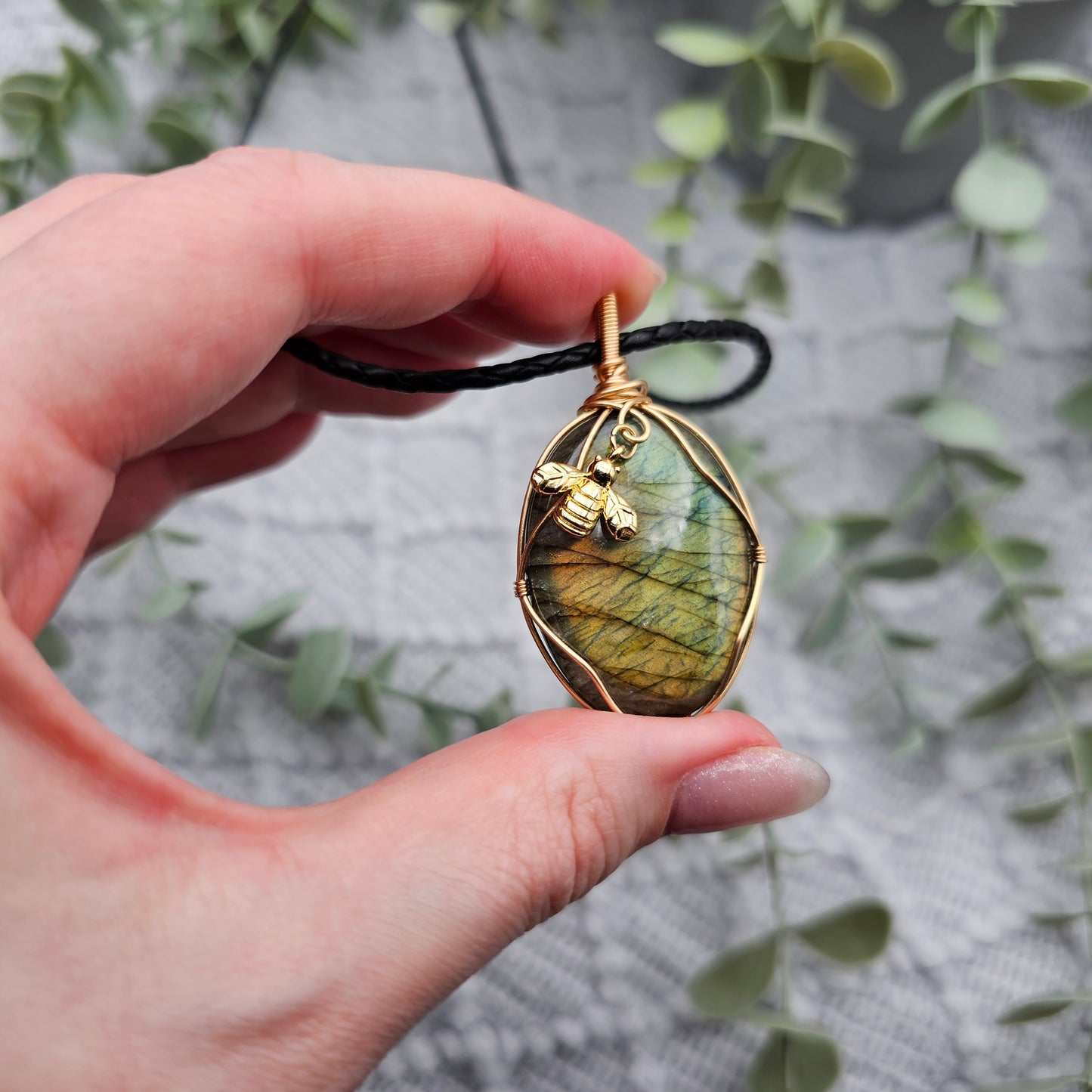 Labradorit & Biene Anhänger | Schmuckdraht | Edelstein Halskette