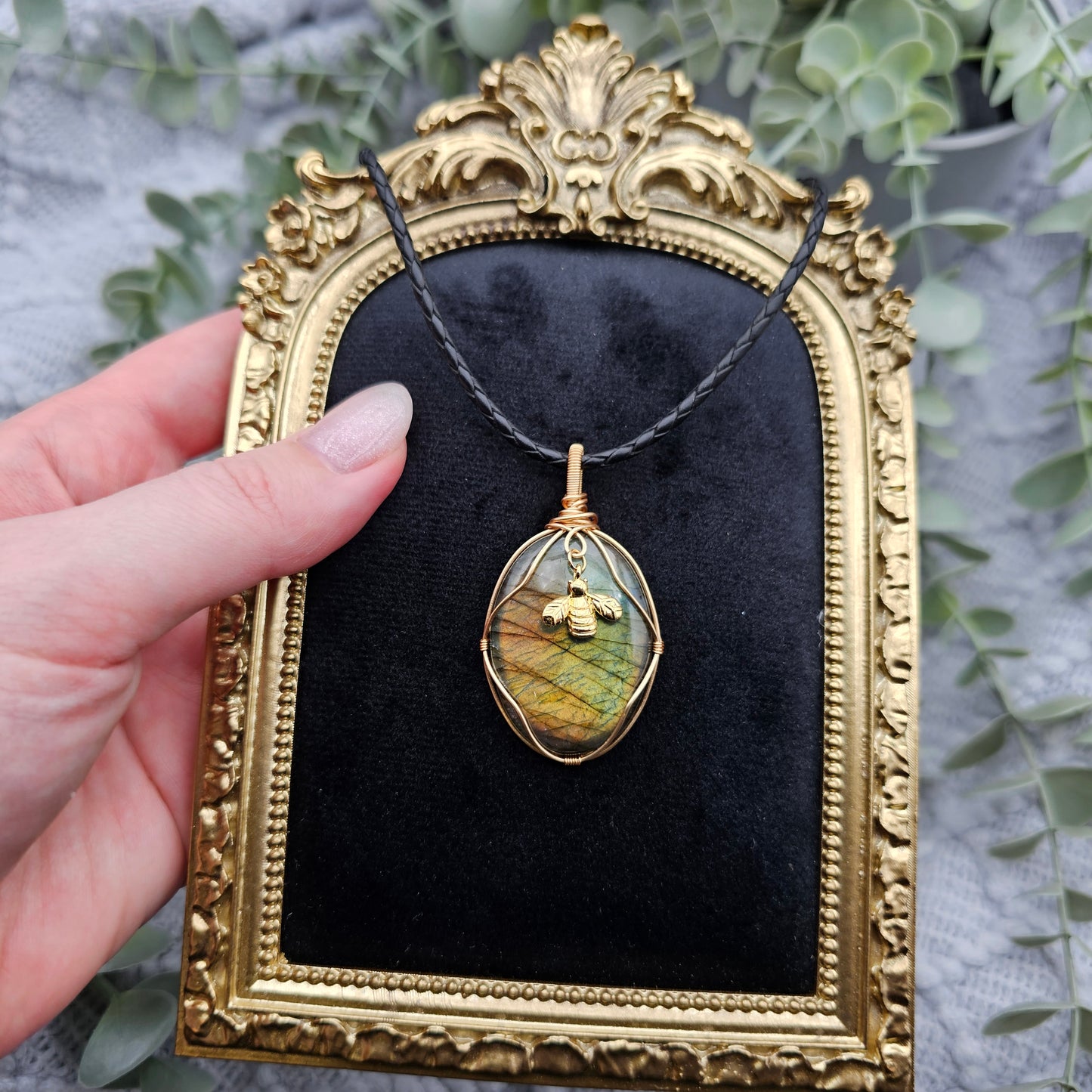 Labradorit & Biene Anhänger | Schmuckdraht | Edelstein Halskette