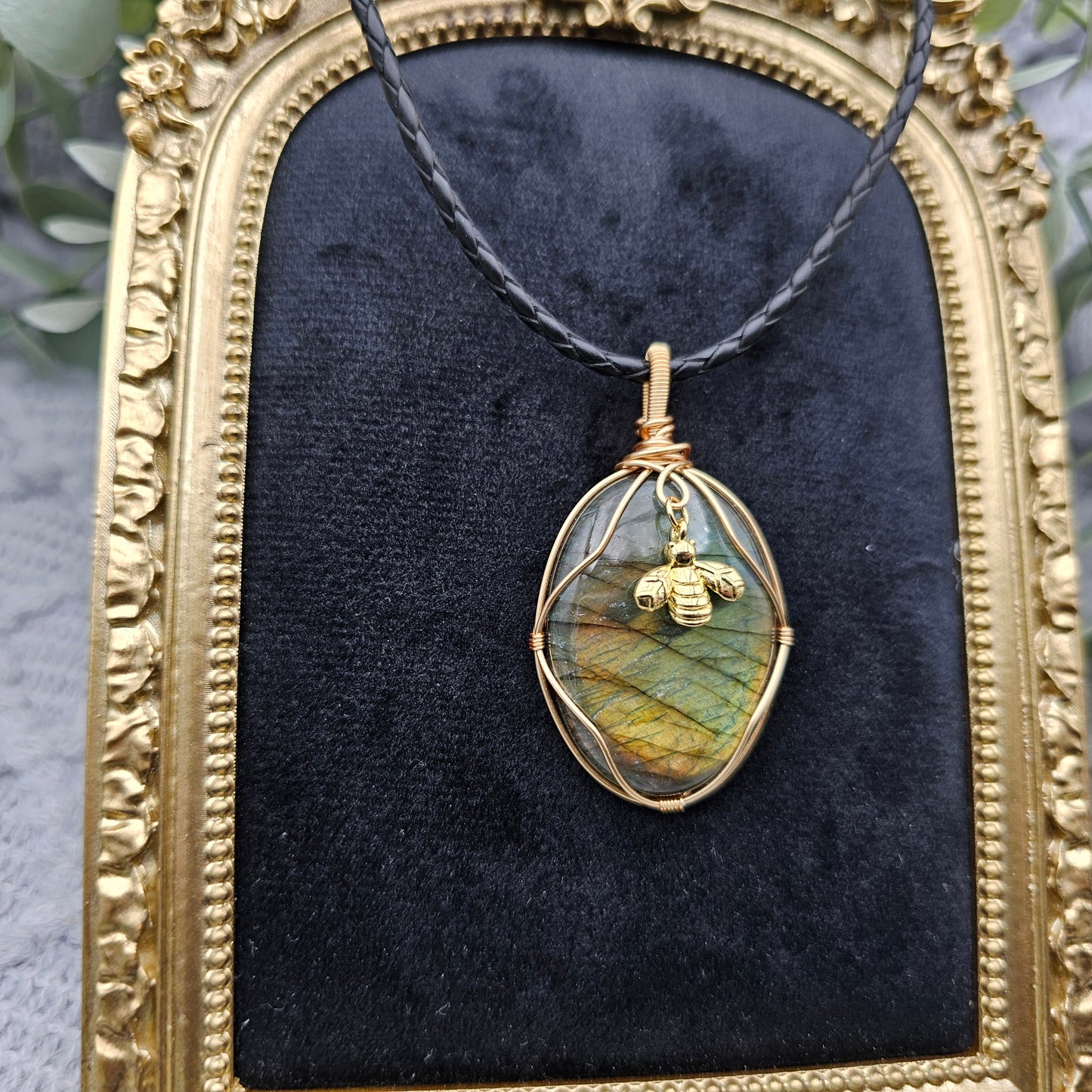 Labradorit & Biene Anhänger | Schmuckdraht | Edelstein Halskette