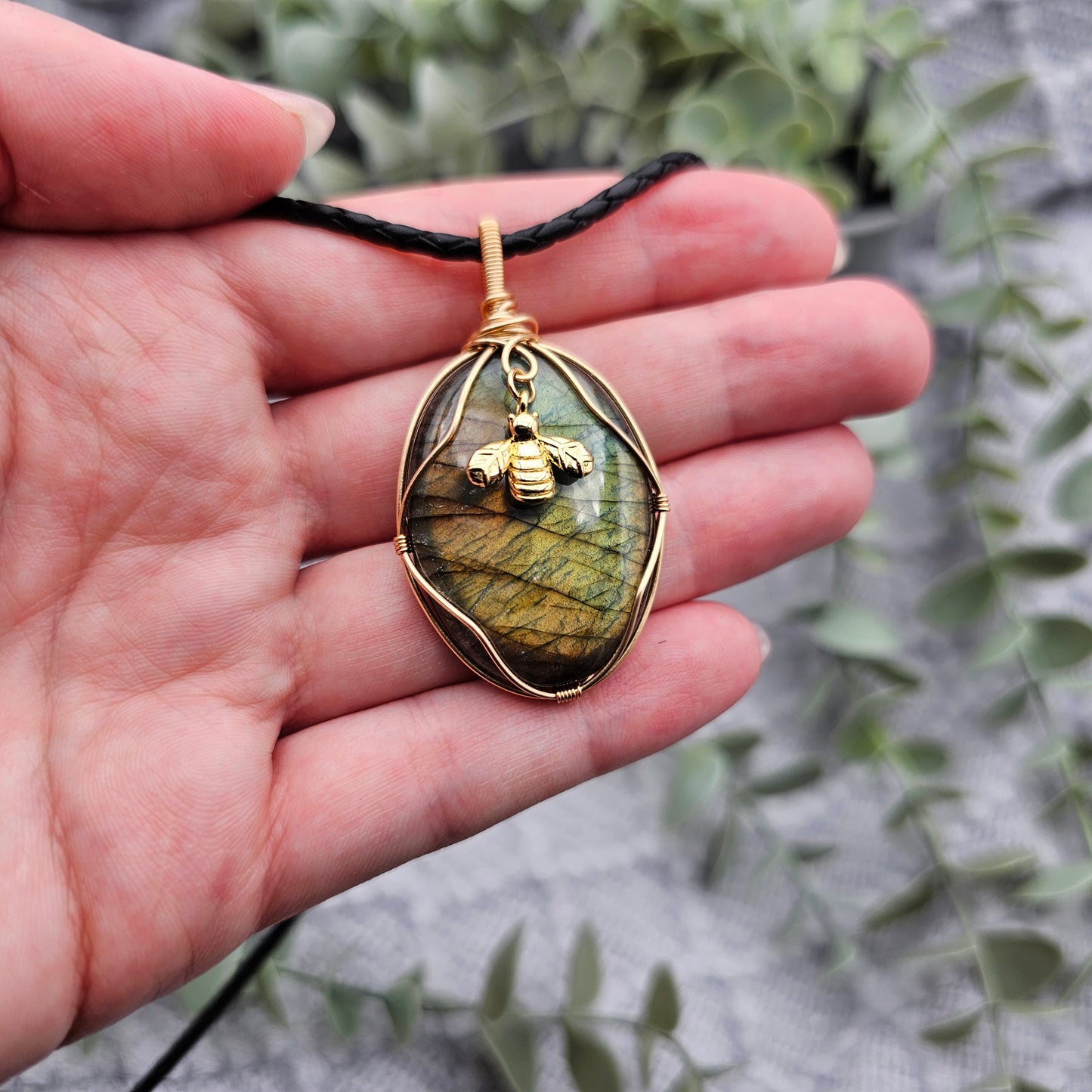 Labradorit & Biene Anhänger | Schmuckdraht | Edelstein Halskette
