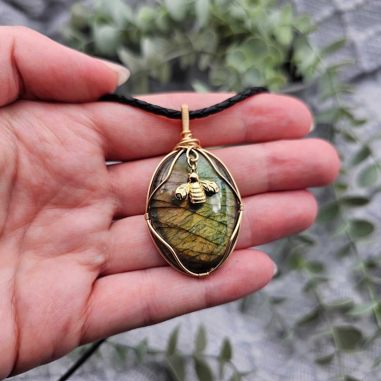 Labradorit & Biene Anhänger | Schmuckdraht | Edelstein Halskette