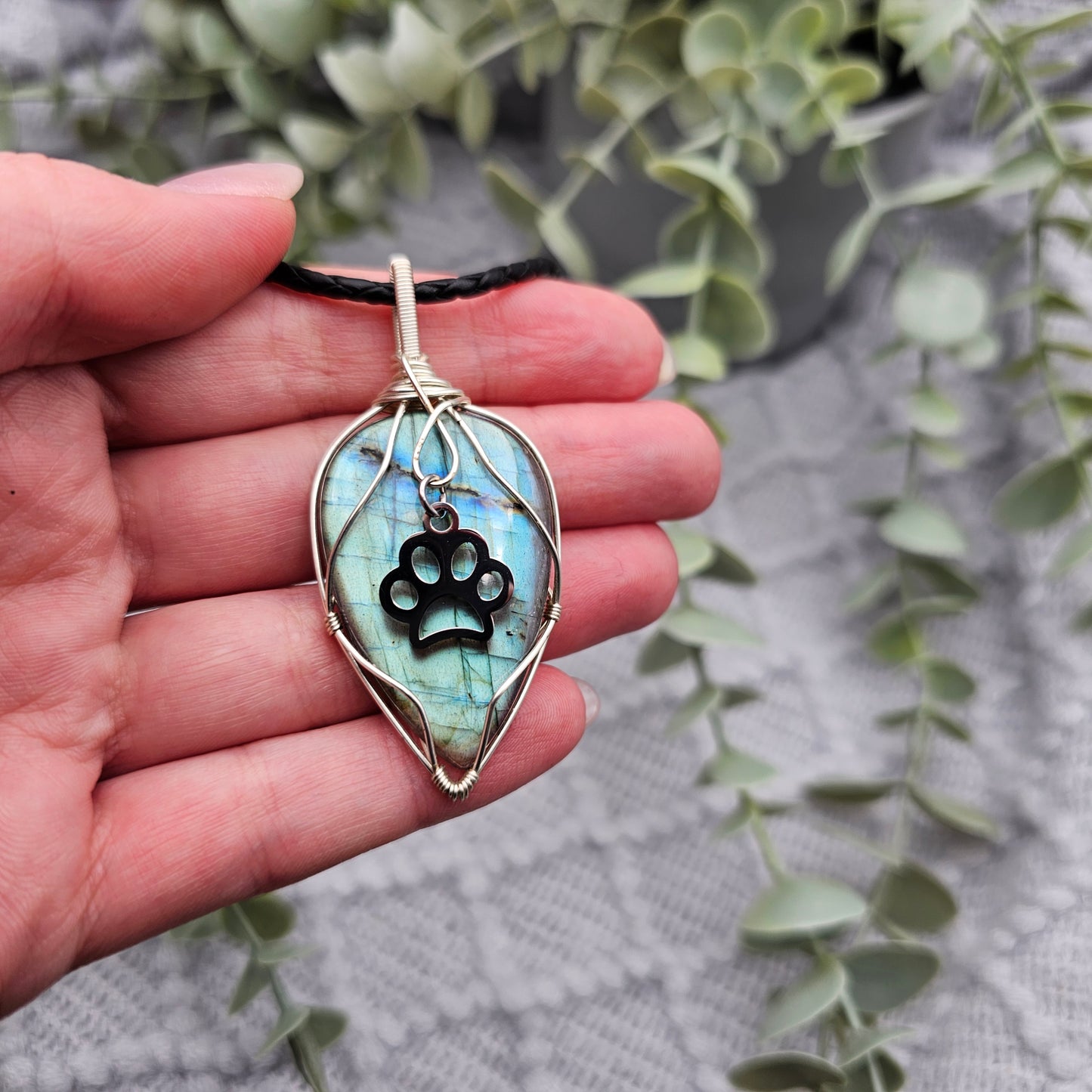 Labradorit & Pfote Anhänger | Schmuckdraht | Edelstein Halskette