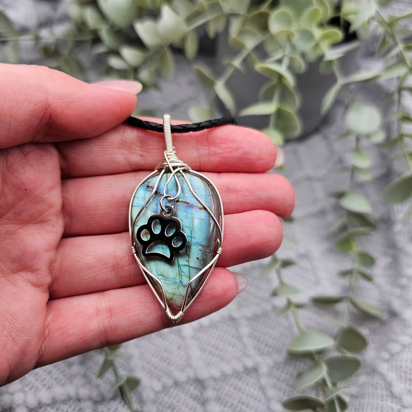 Labradorit & Pfote Anhänger | Schmuckdraht | Edelstein Halskette