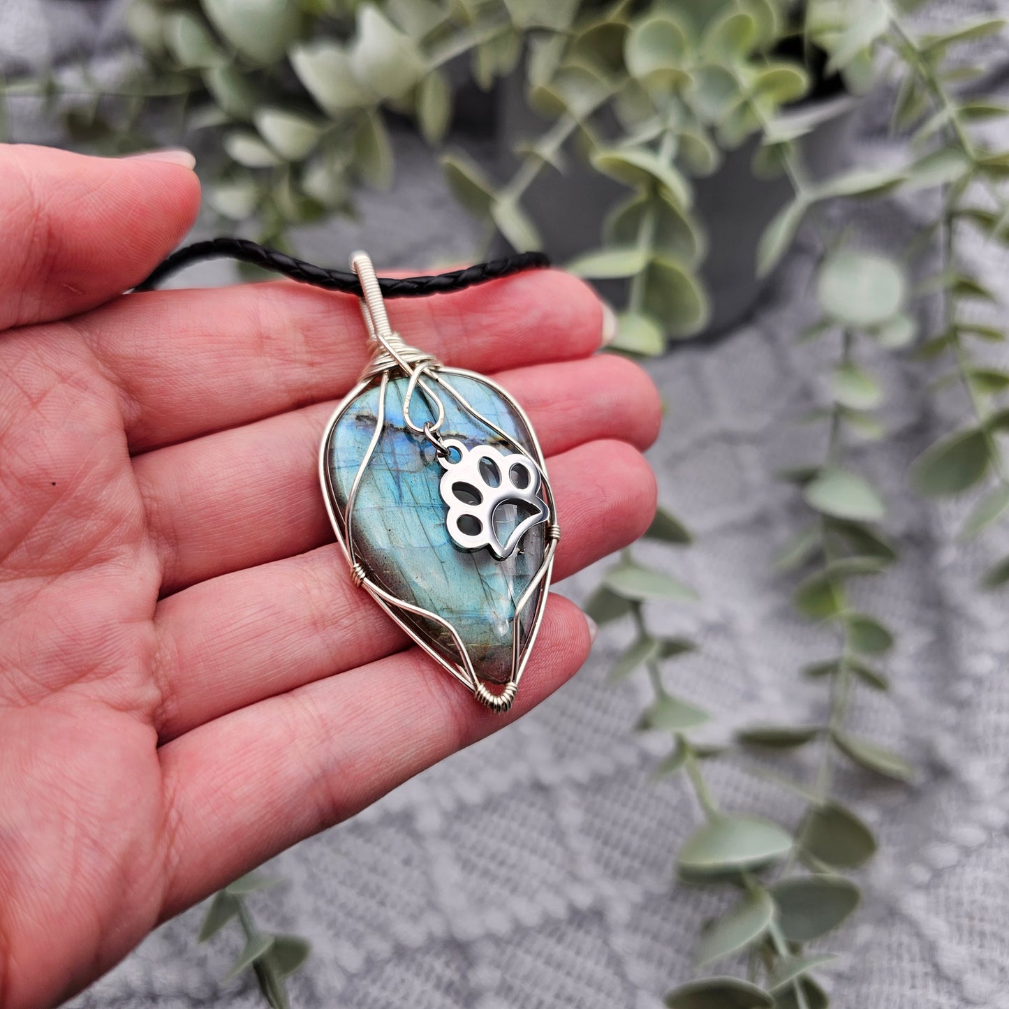 Labradorit & Pfote Anhänger | Schmuckdraht | Edelstein Halskette