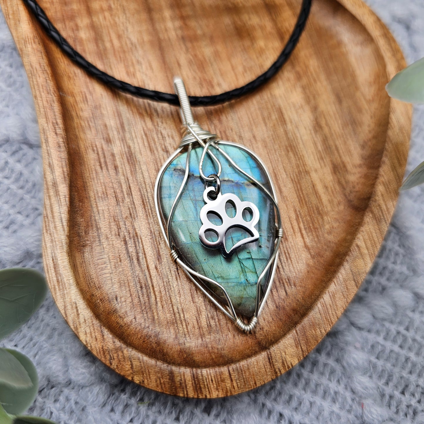 Labradorit & Pfote Anhänger | Schmuckdraht | Edelstein Halskette