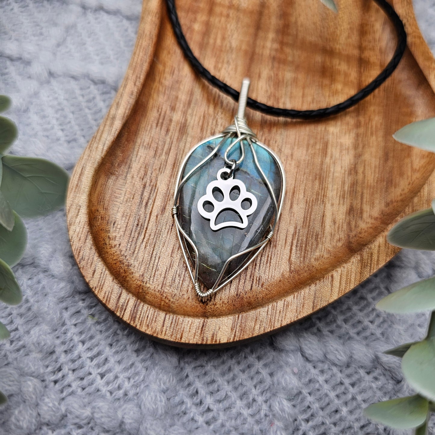 Labradorit & Pfote Anhänger | Schmuckdraht | Edelstein Halskette