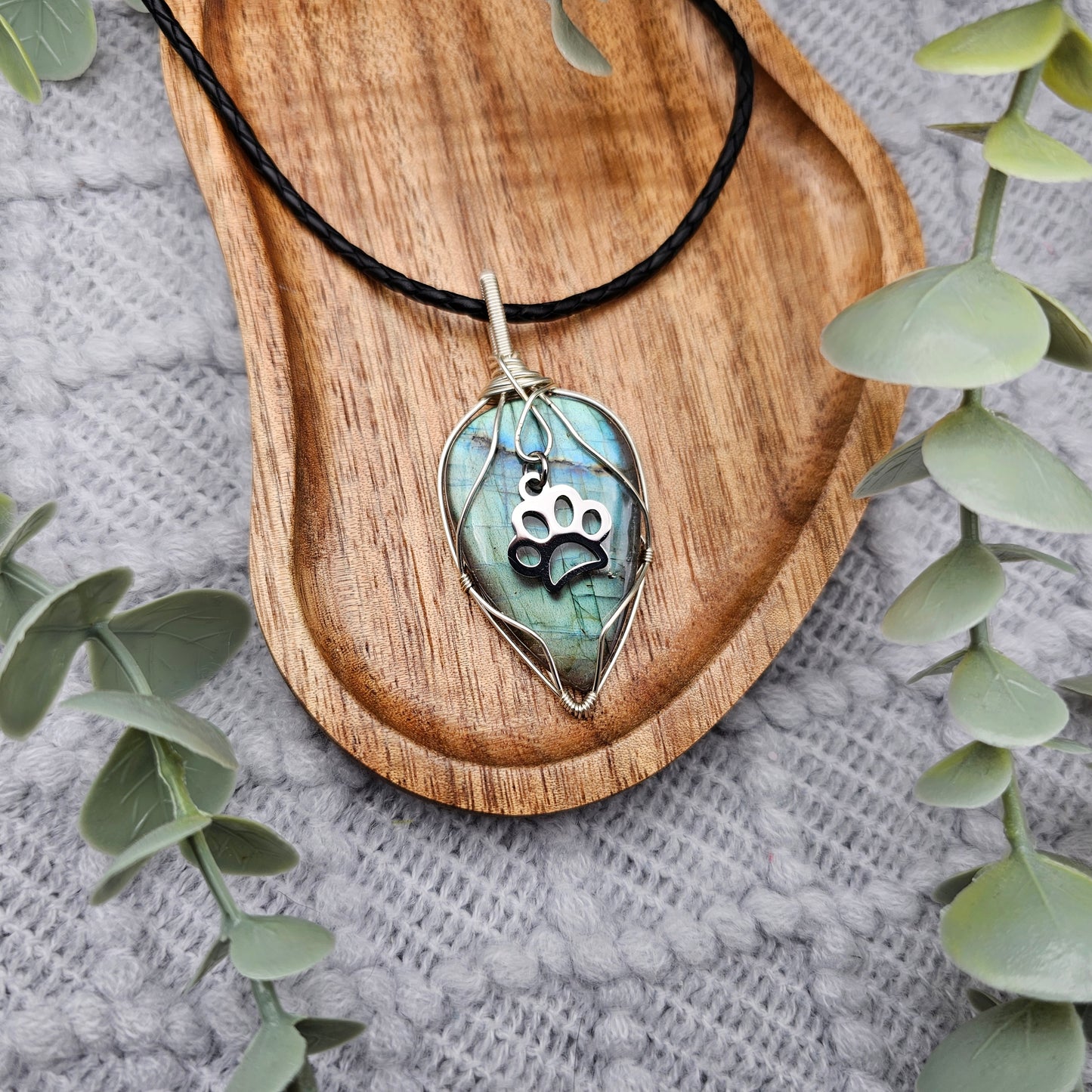 Labradorit & Pfote Anhänger | Schmuckdraht | Edelstein Halskette