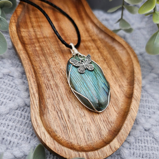 Labradorit & Schmetterling Anhänger | Schmuckdraht | Edelstein Halskette