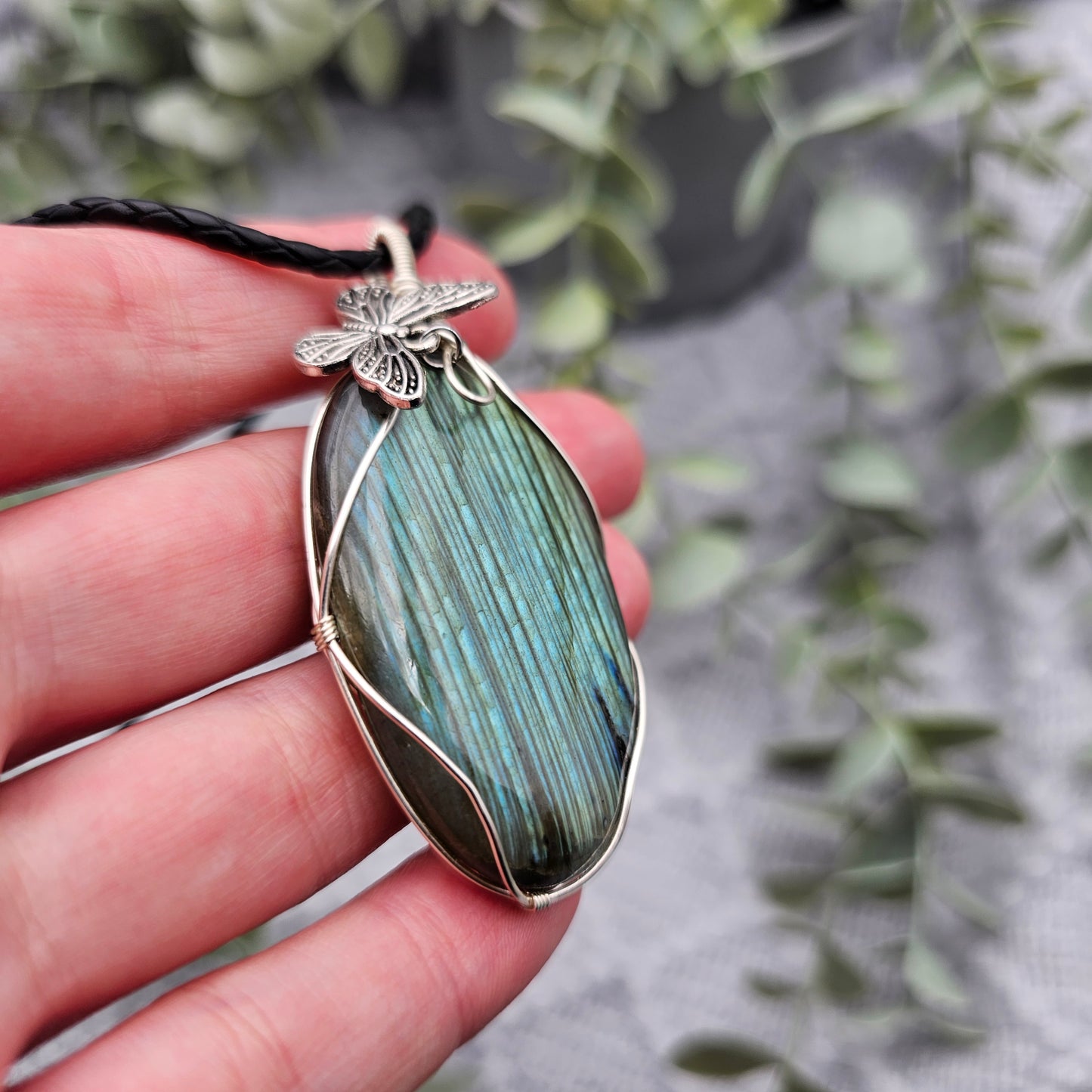Labradorit & Schmetterling Anhänger | Schmuckdraht | Edelstein Halskette