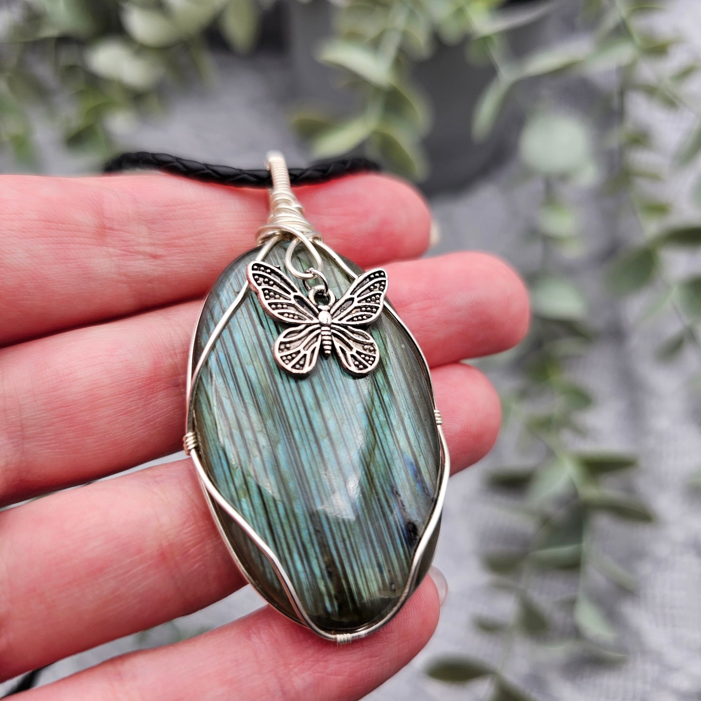 Labradorit & Schmetterling Anhänger | Schmuckdraht | Edelstein Halskette