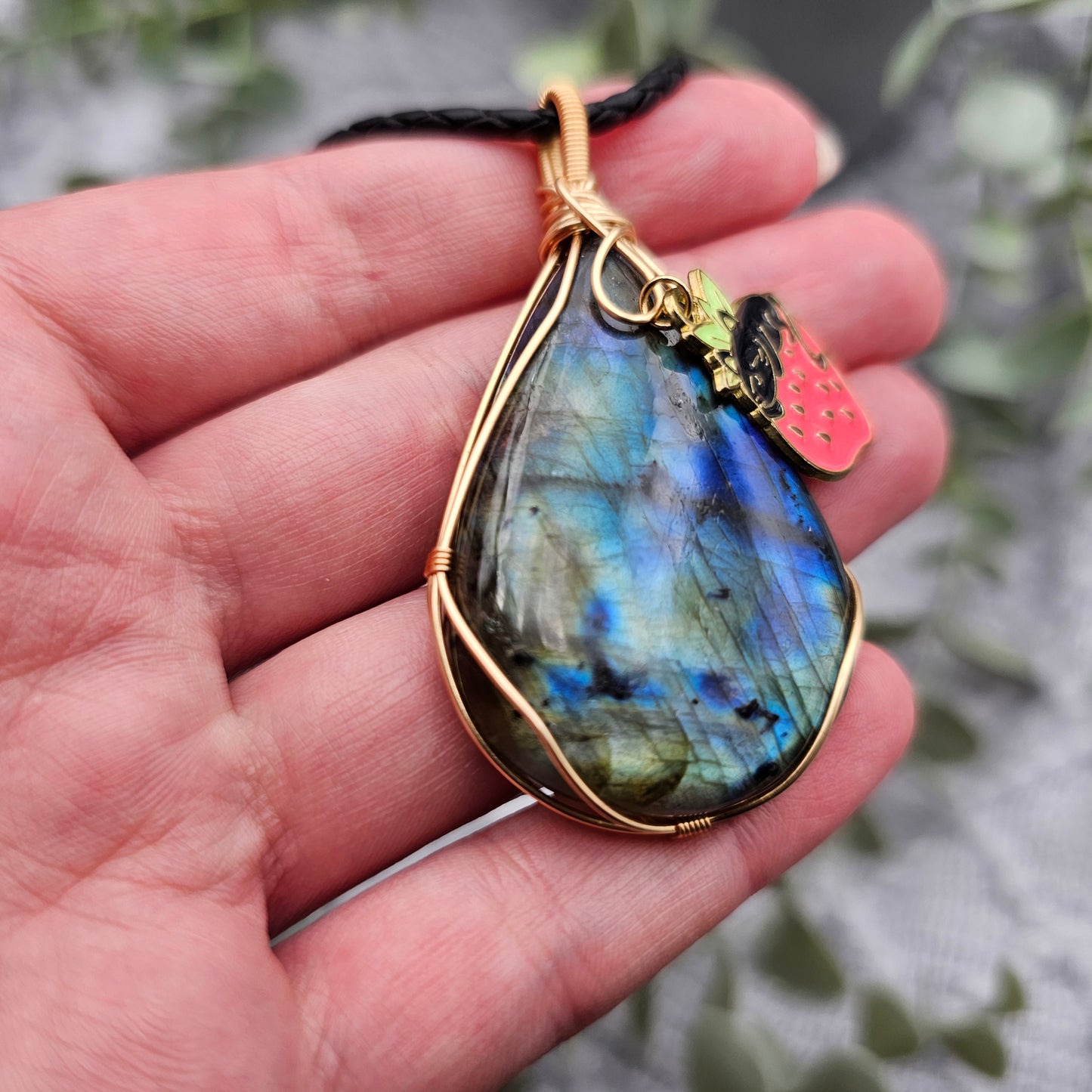 Labradorit & Erdbeerkatze Anhänger | Schmuckdraht | Edelstein Halskette